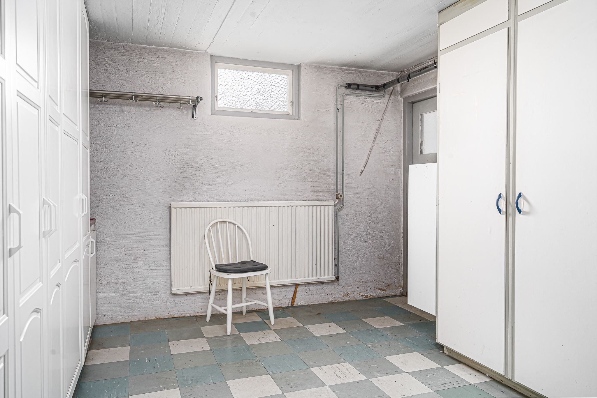 Hobbyrum i källaren med utgång till garageuppfart