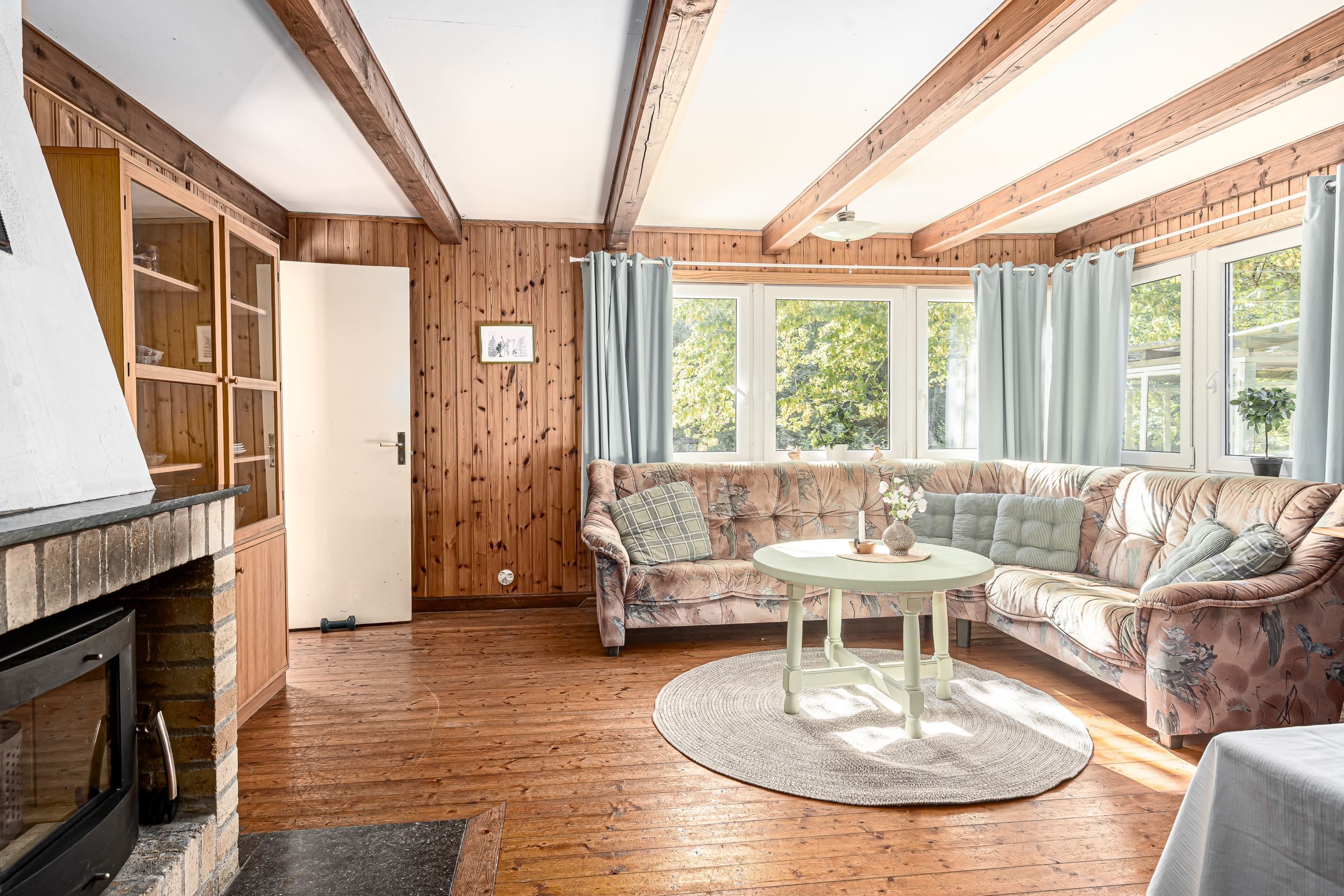 Allrum med värmande kamin