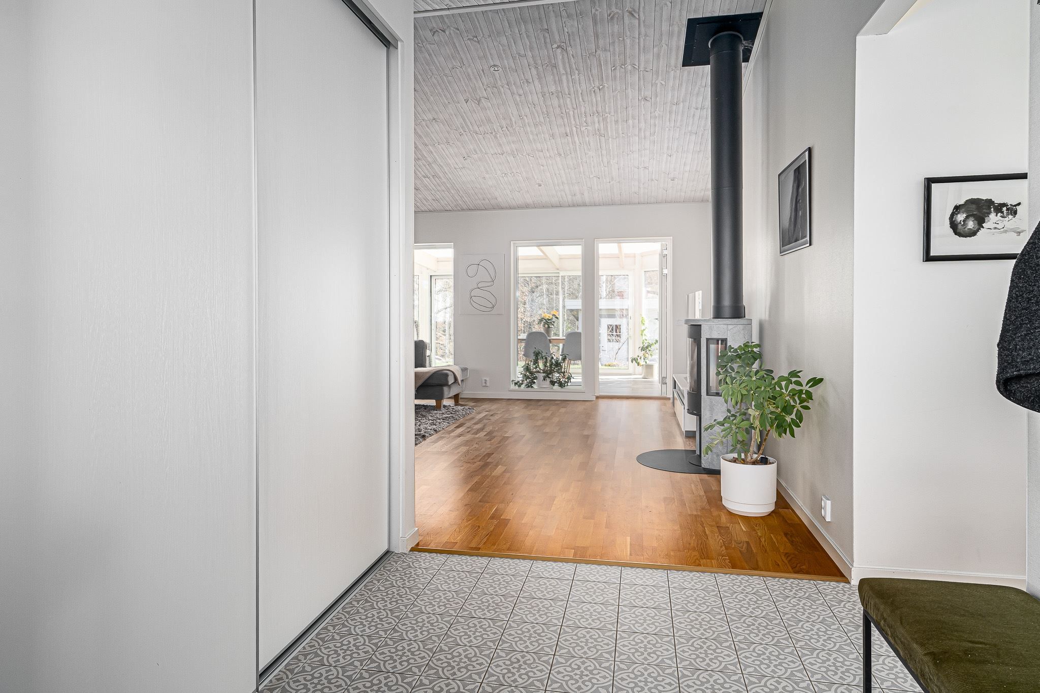 Från hallen är det öppet flöde in mot vardagsrummett