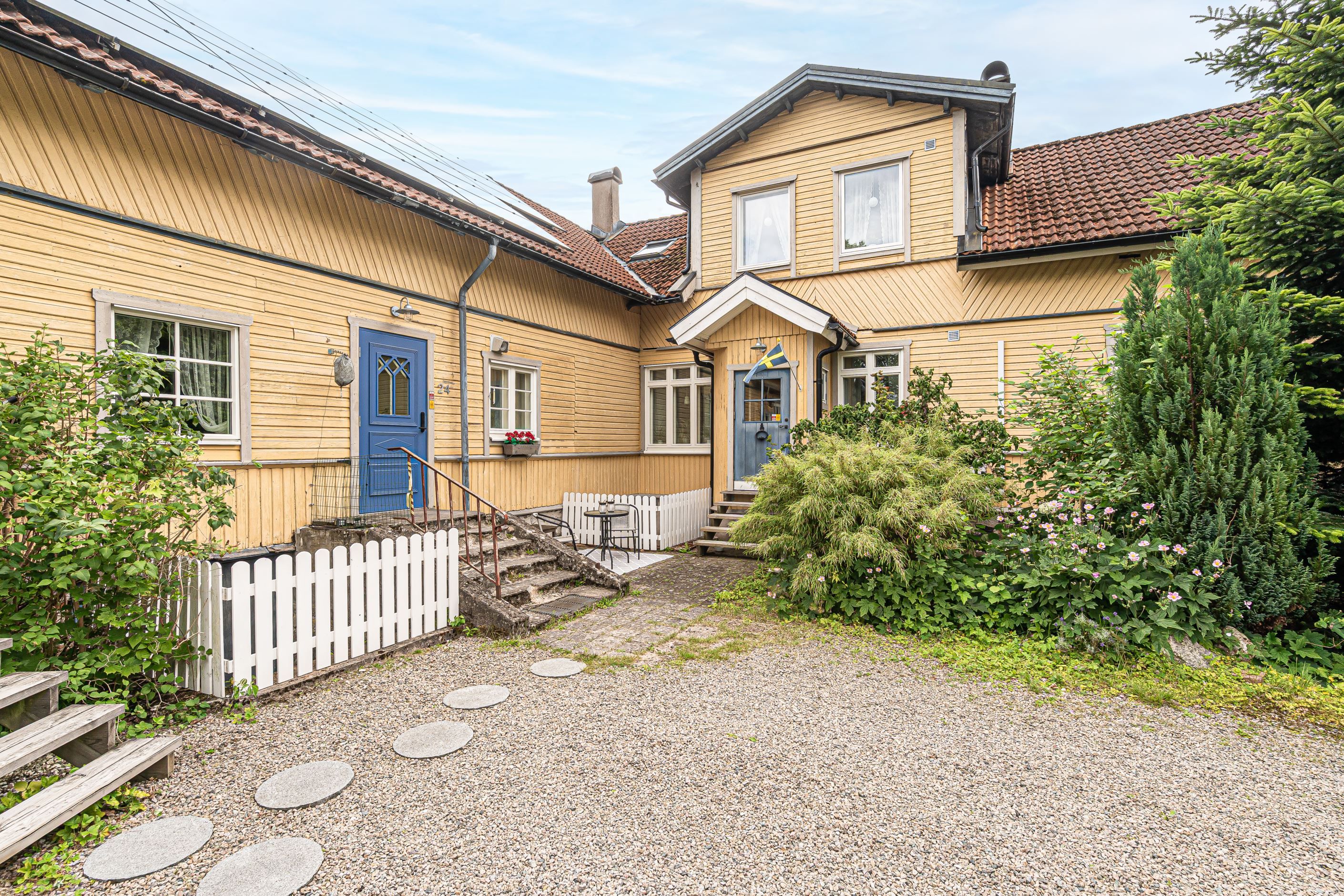 Trevlig innergård med flera entréer in i huset