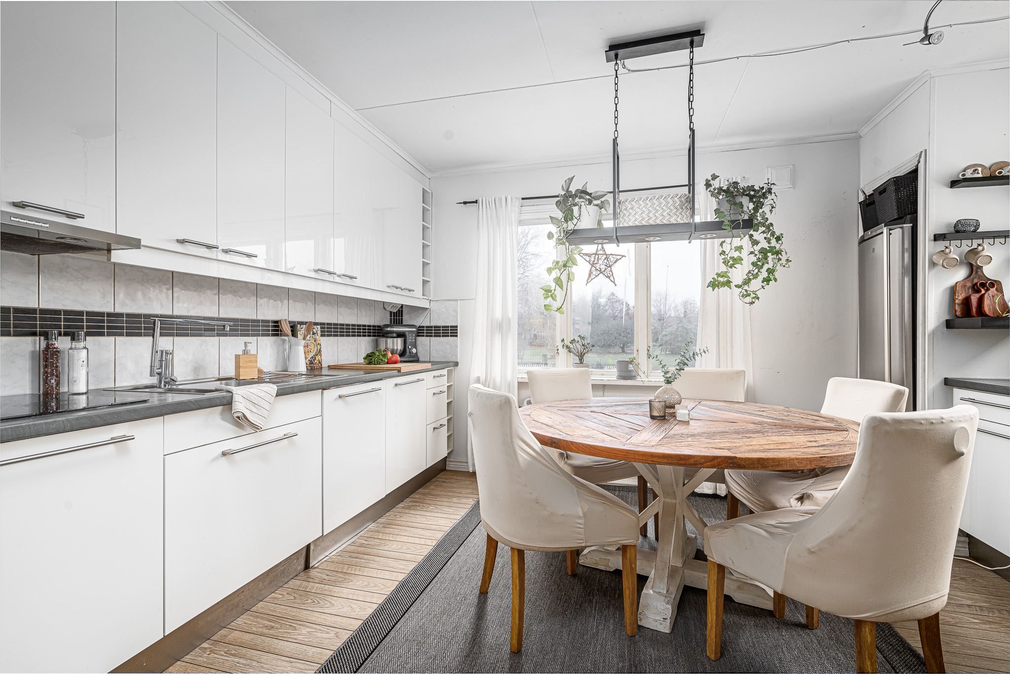 Kök med matplats entréplan
