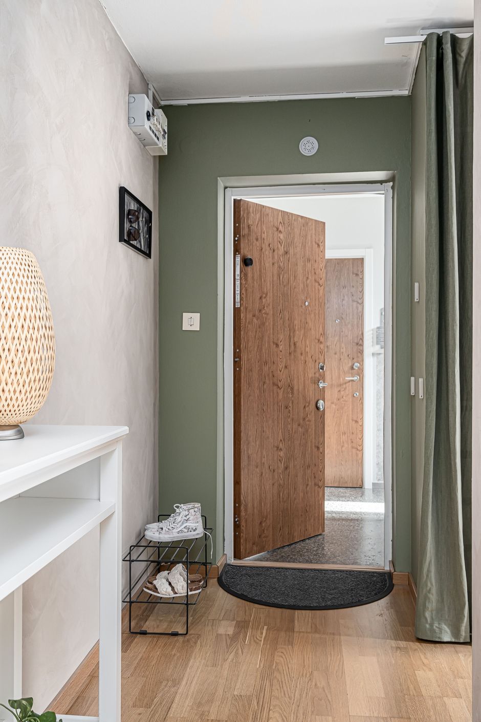 Välkomnande hall med inbyggda garderober