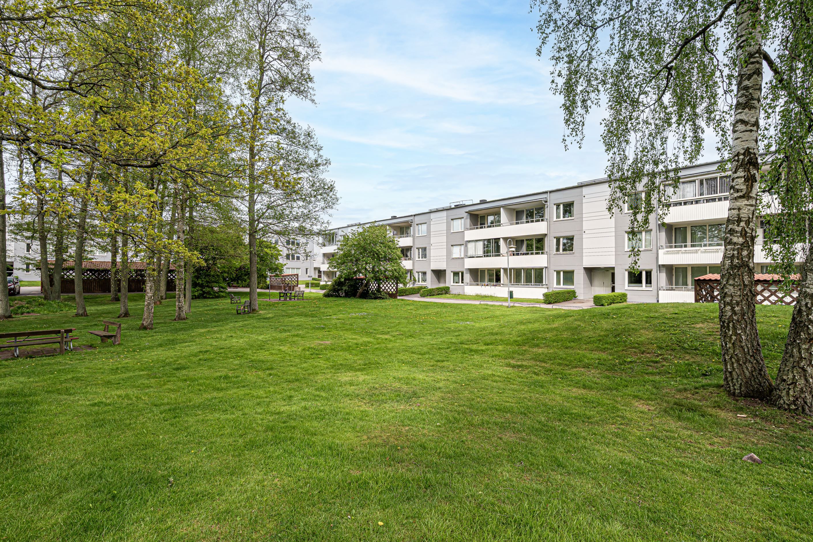 Stora gräsytor på området