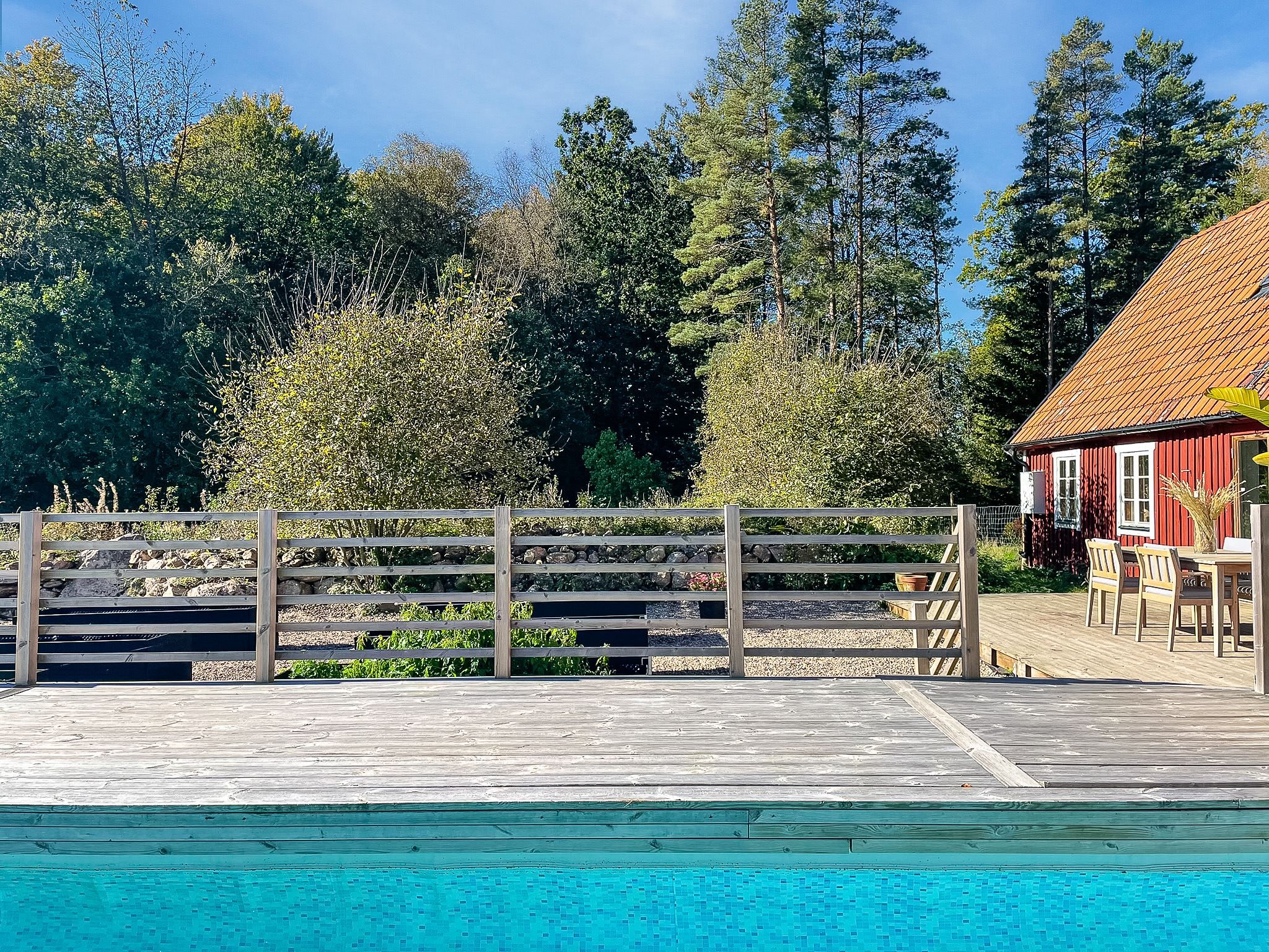 Stort trädäck med pool i anslutning till bostaden (säljarens bild)