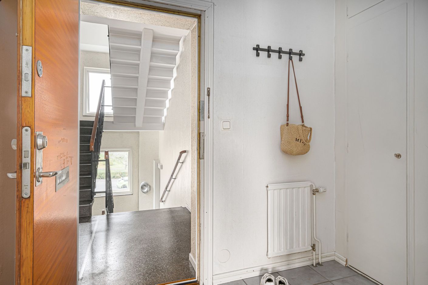 Hall med inbyggda garderober