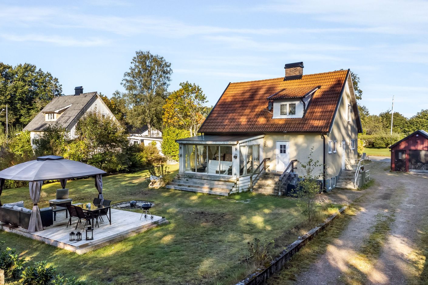 Trädgård med uteplats