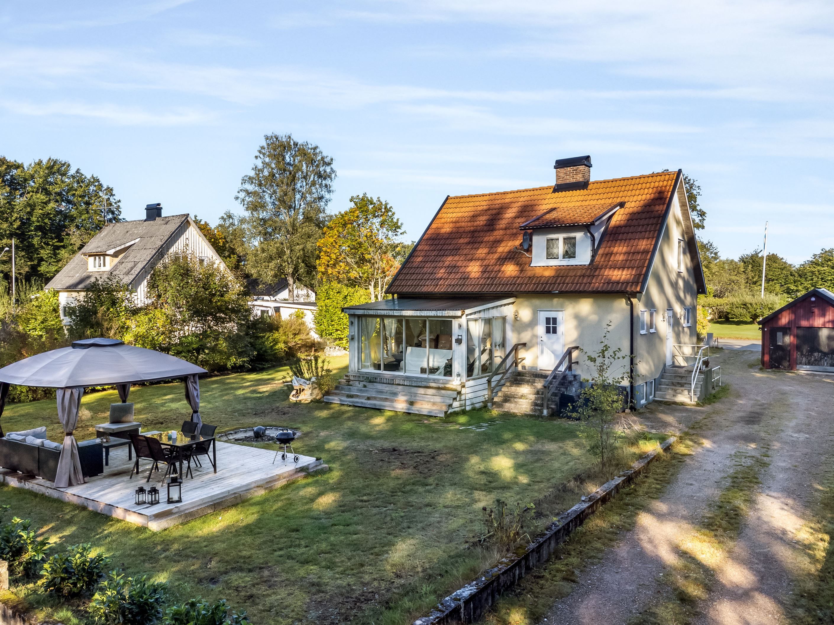 Trädgård med uteplats