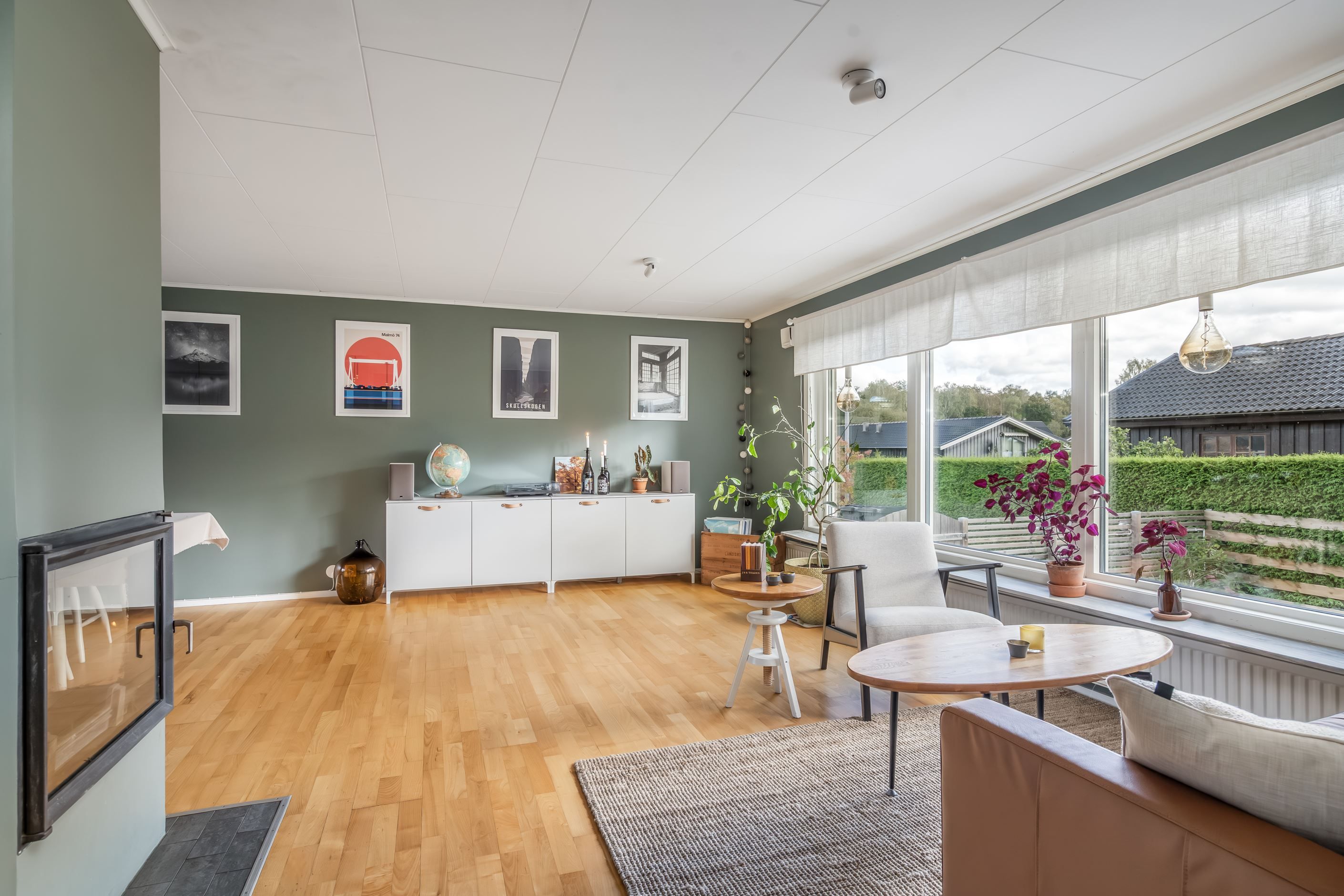 Ljust och härligt vardagsrum med parkettgolv