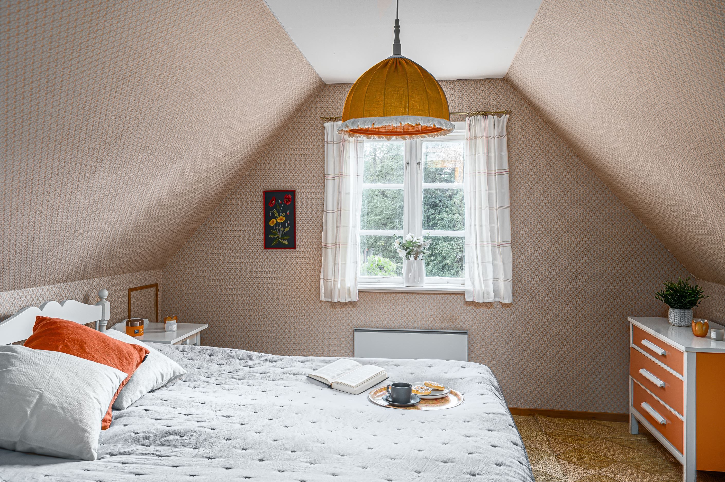Charmigt sovrum på ovanvåningen