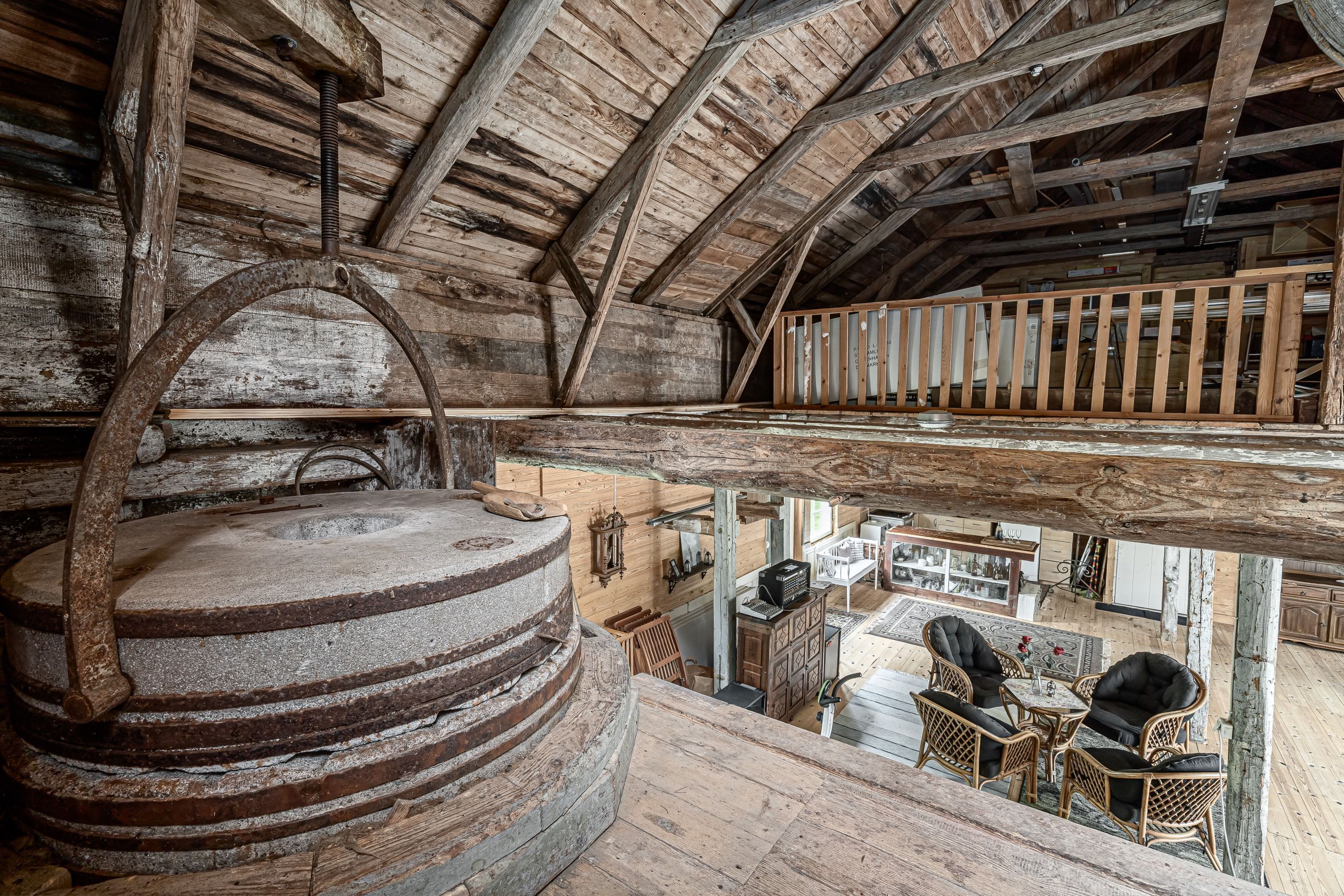 Den gamla kvarnstenen minner om historien bakom huset