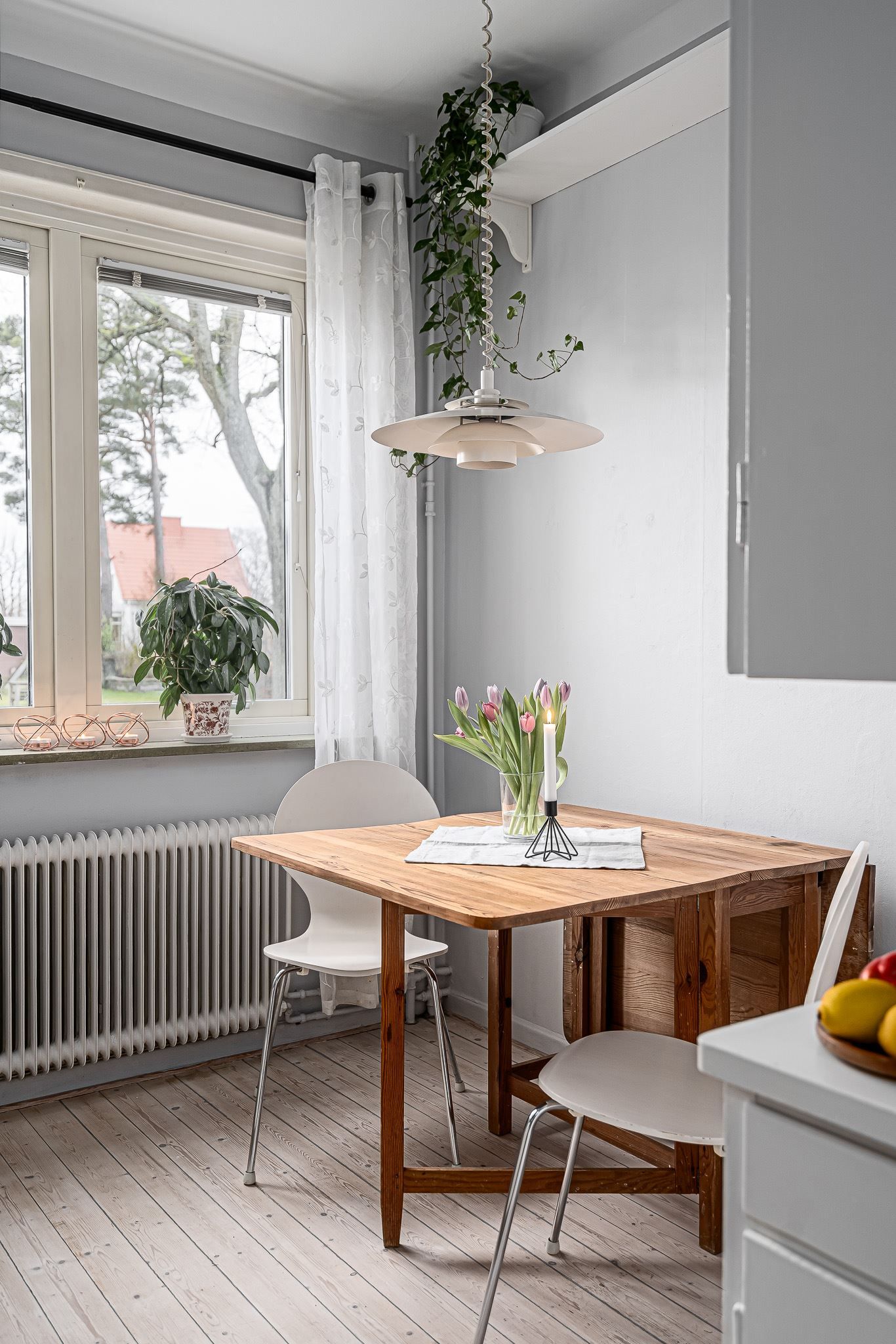 Matplats vid fönstret i köket