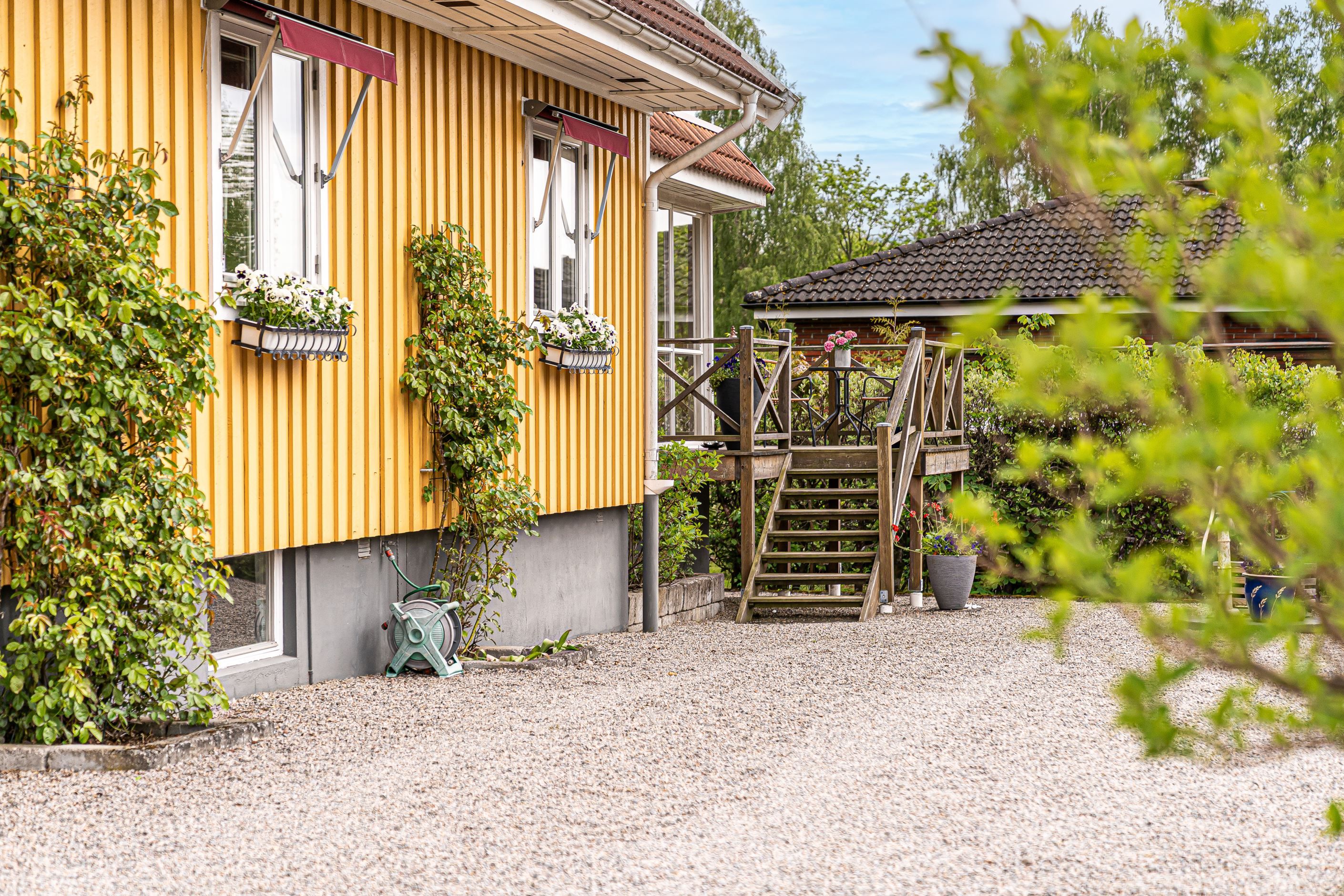 Trappa från trädgården till uterummet