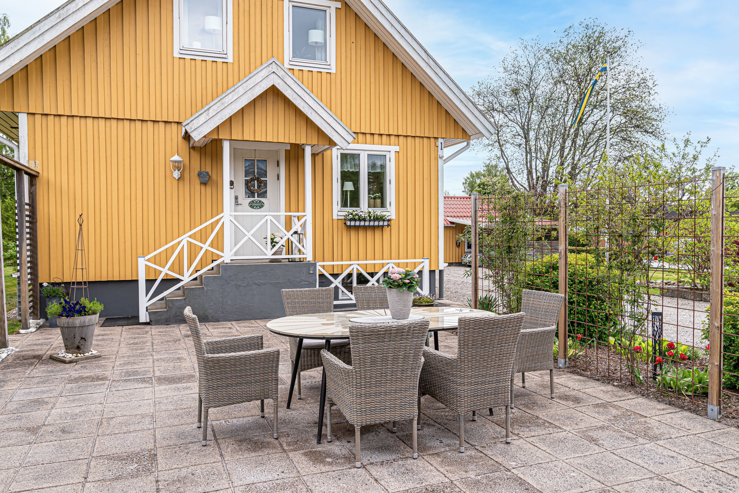 Mysig uteplats precis vid entrén