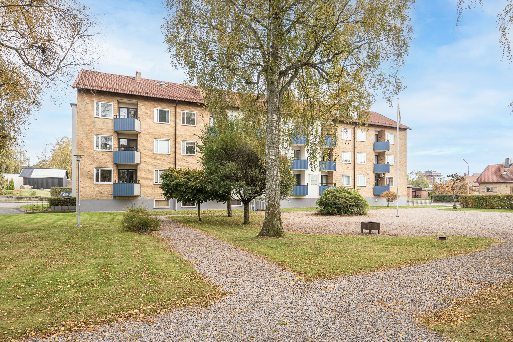 Fasad med balkonger mot den lilla parken