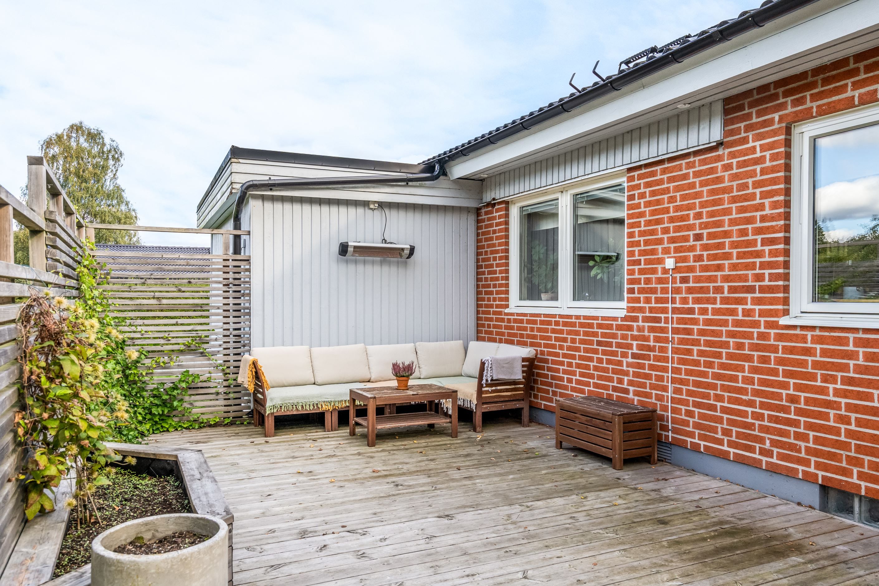 Njut av kvällssolen i hörnan på uteplatsen