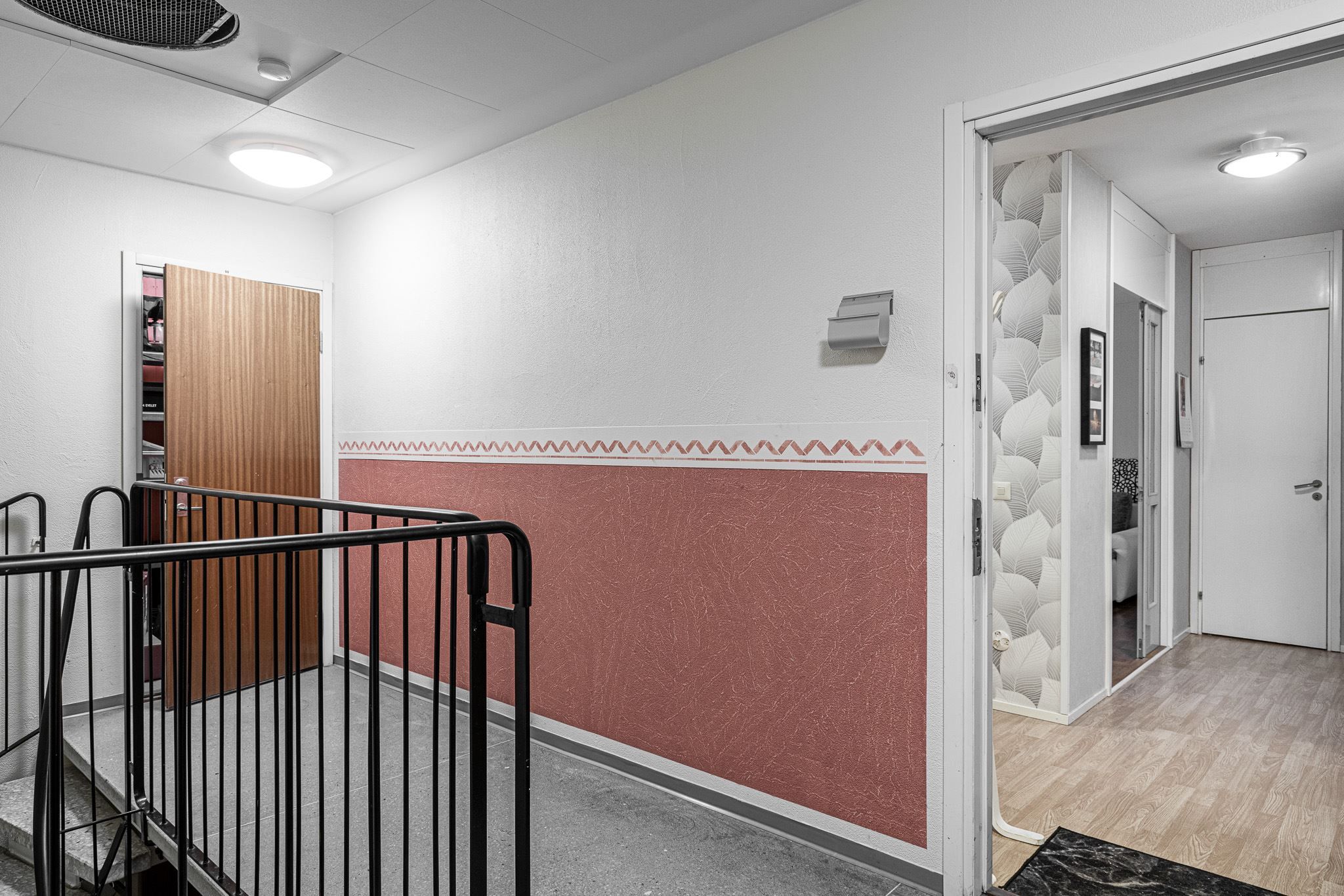 Entré och privat förråd intill