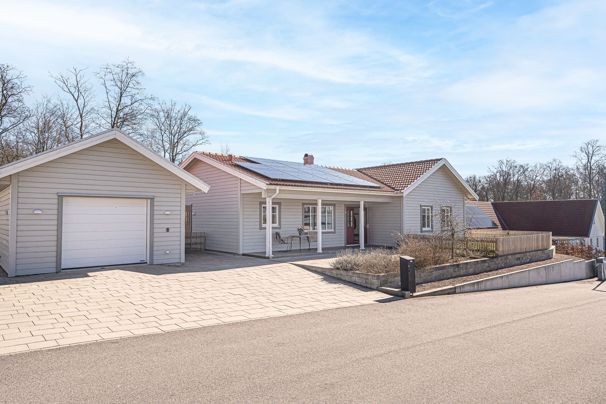 Stor uppfart med garage och elbilsladdare
