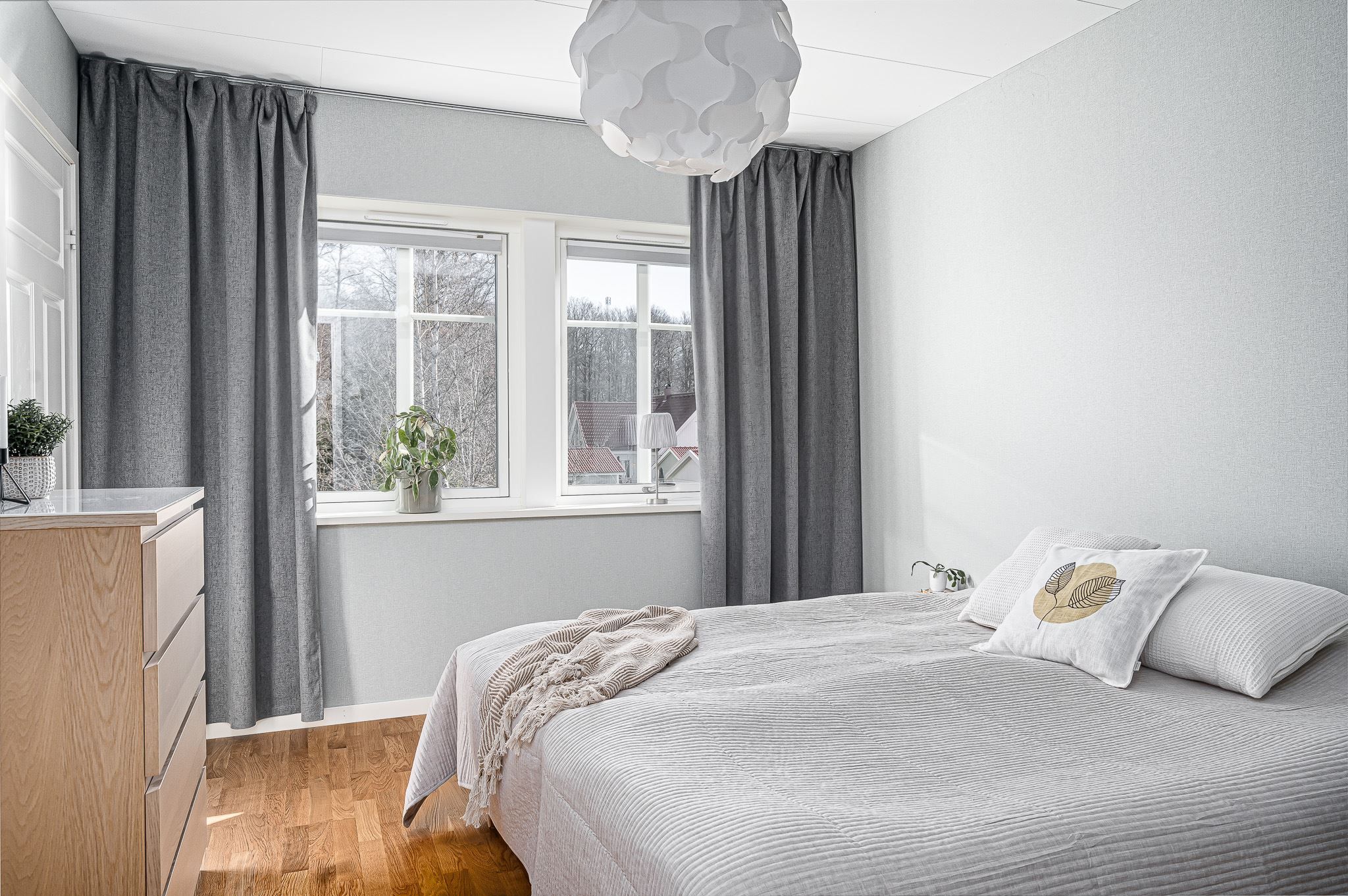 Master bedroom med härligt ljusinsläpp