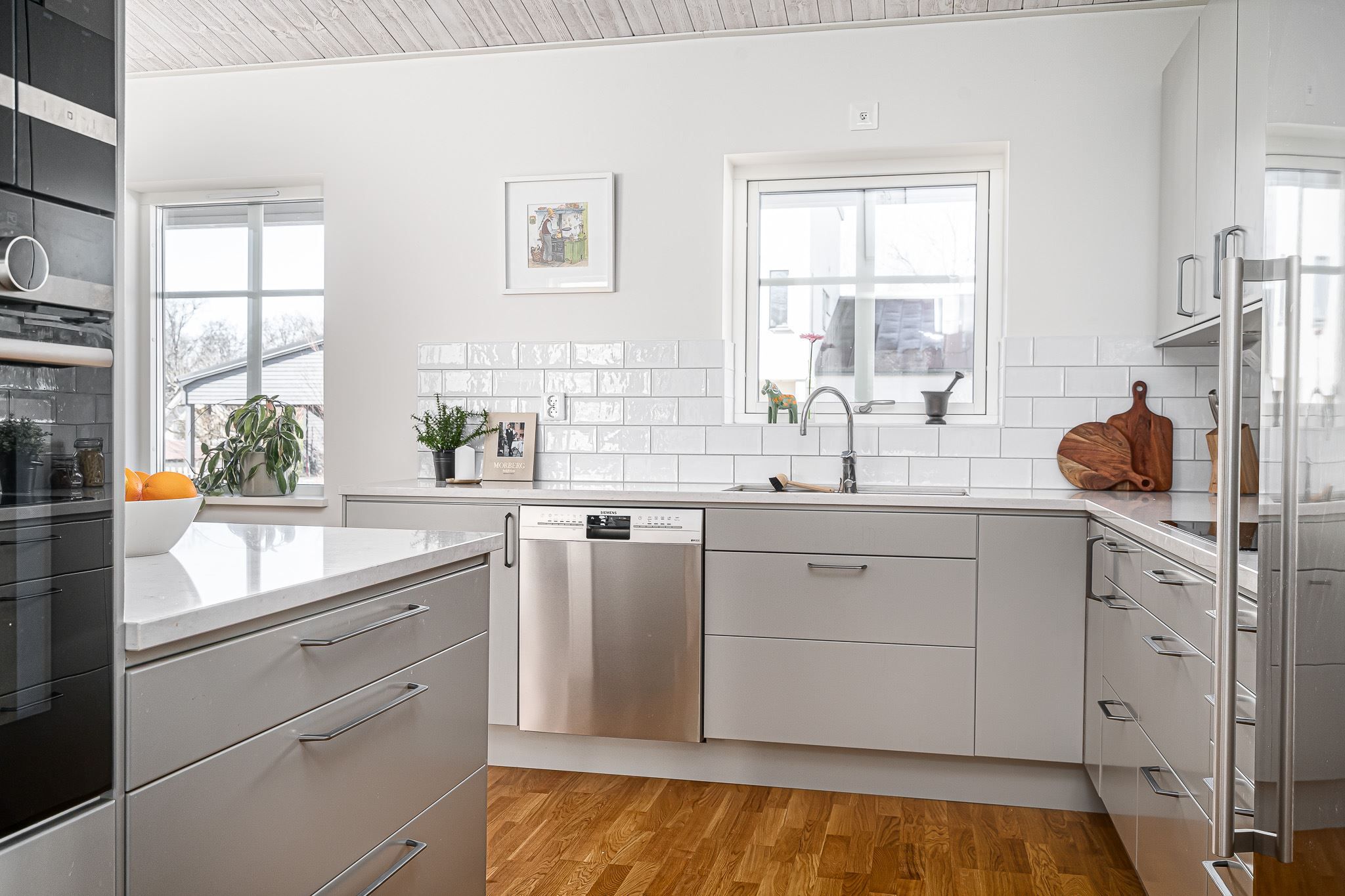 Ljust kök med smakfulla materialval