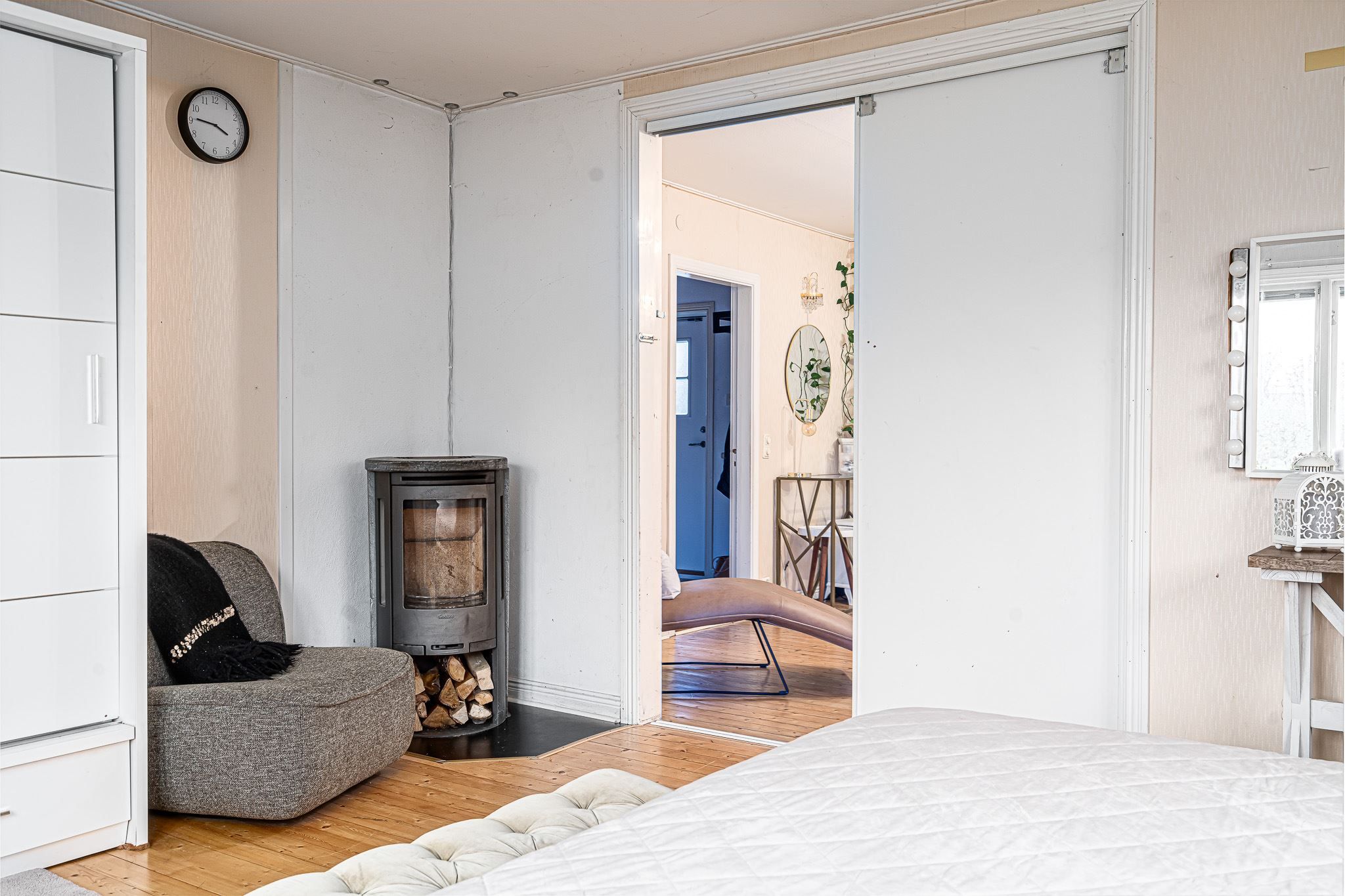 Sovrum med kamin entréplan