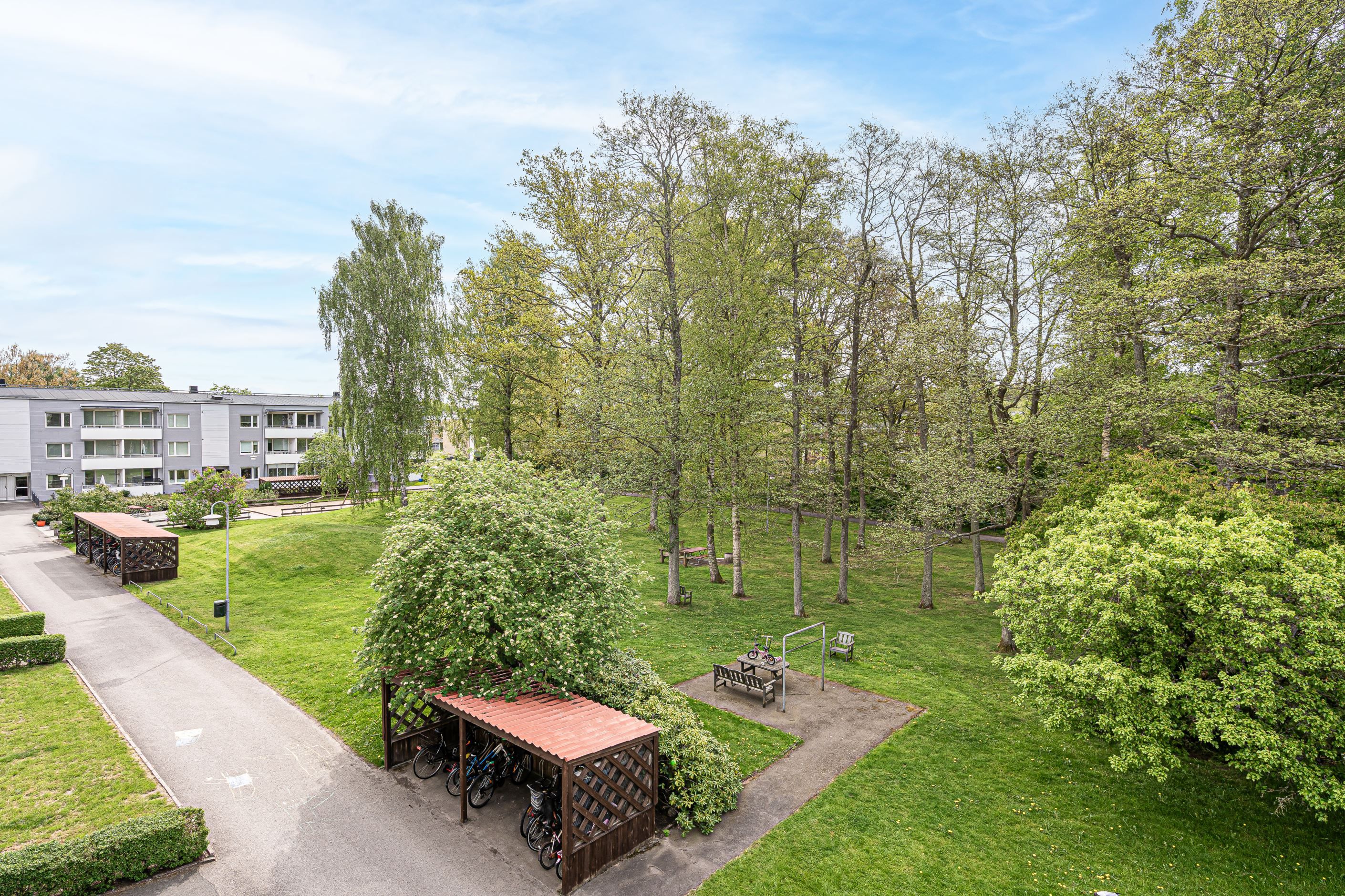 Parkliknande utemiljö precis utanför entrén