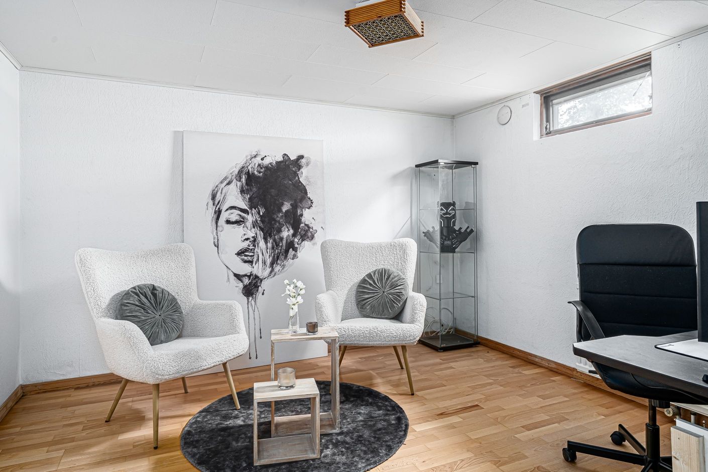 Sovrum/kontotor på källarplan