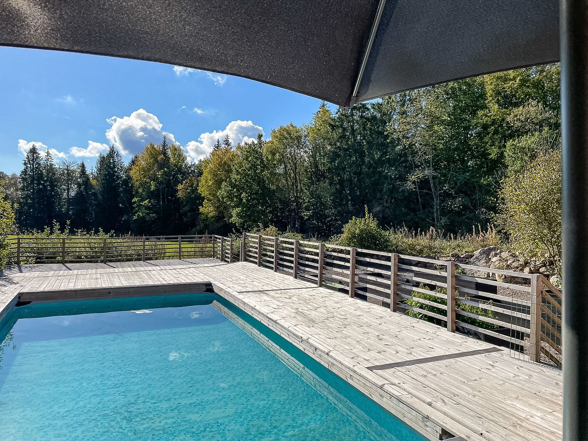 Stort trädäck med pool i anslutningtill bostaden (säljarens bild)