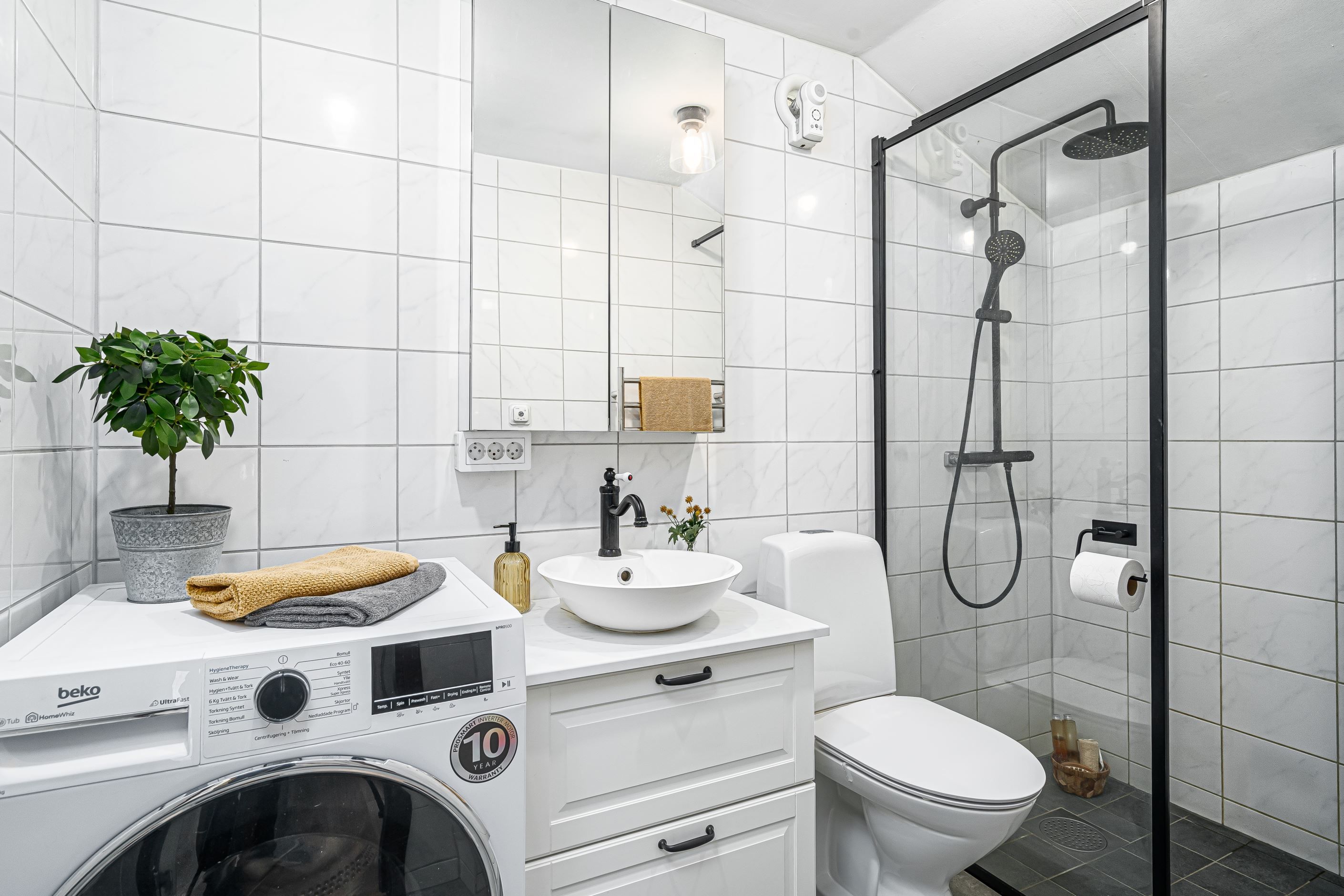 Lyxigt renoverat duschrum med tvättmaskin