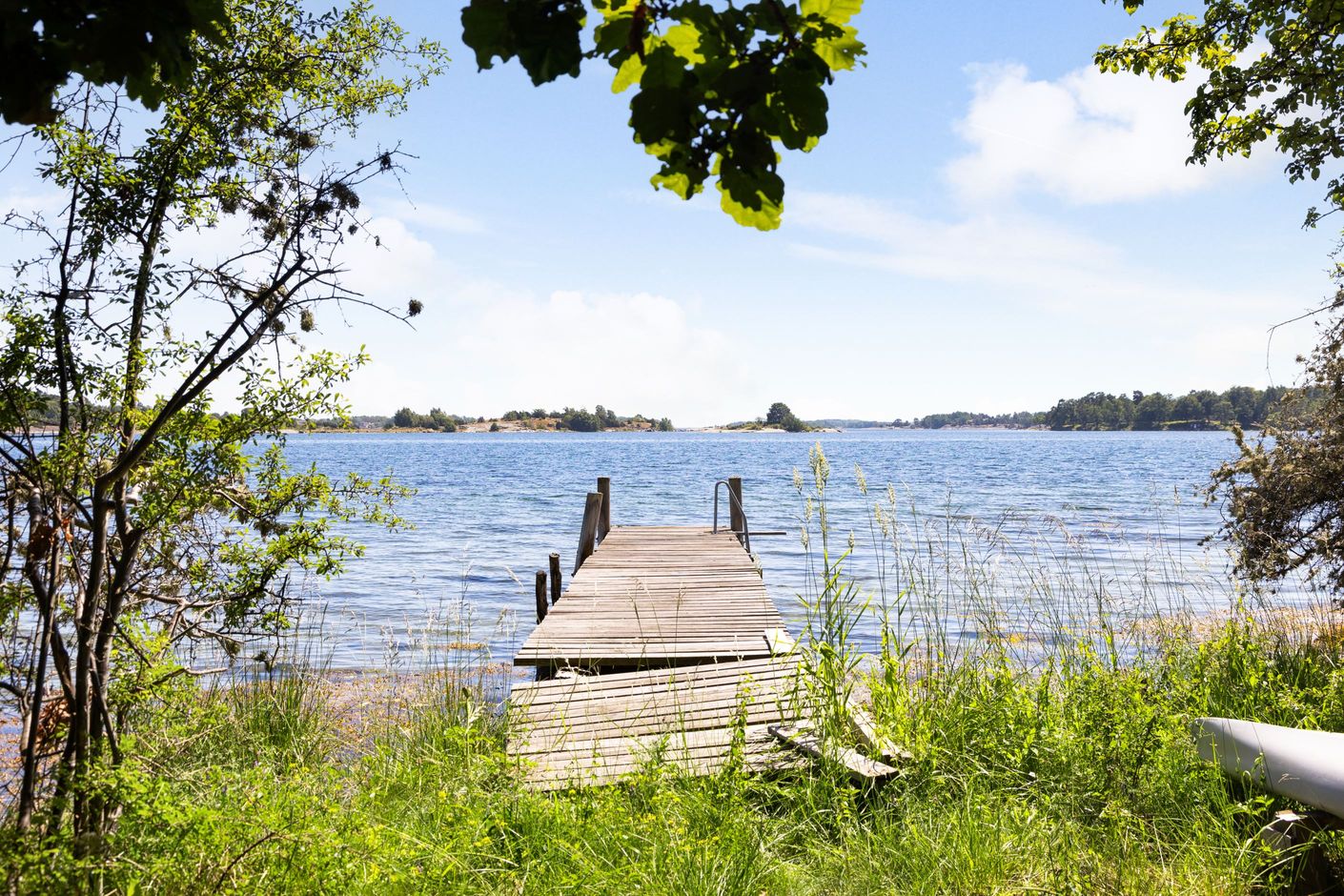Egen brygga. Långgrund sandbotten, perfekt för bad!