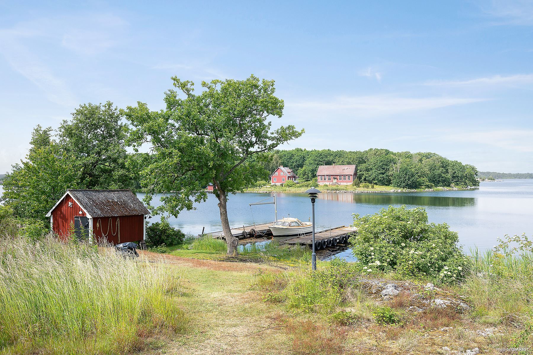 Två bryggor med flertal båtplatser