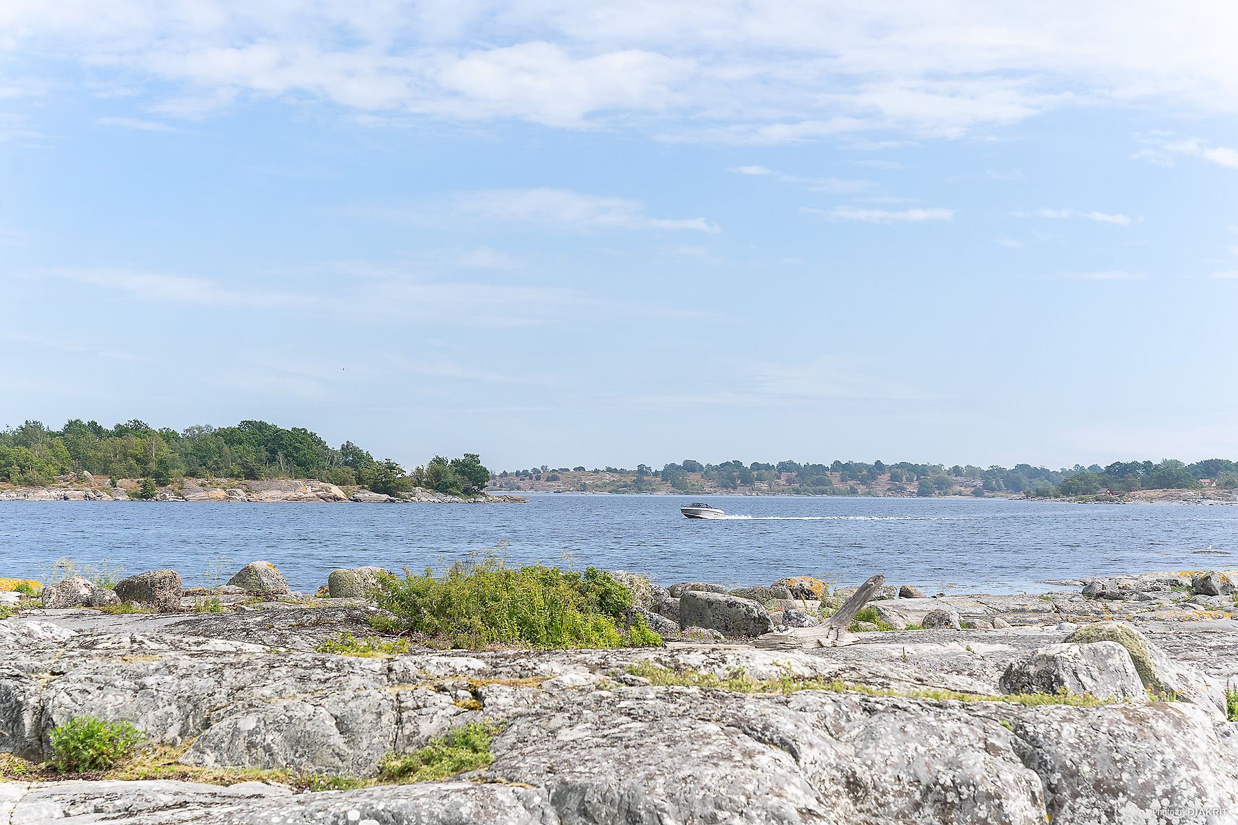 Njut av klippstränder för bad och sol