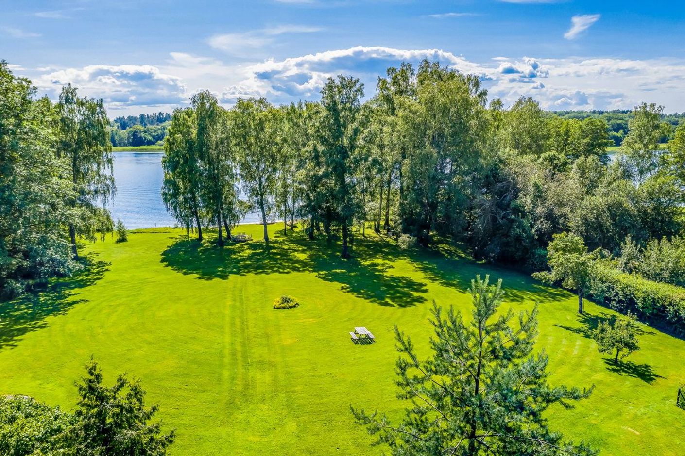 Magisk strandtomt med egen brygga vid Mälaren