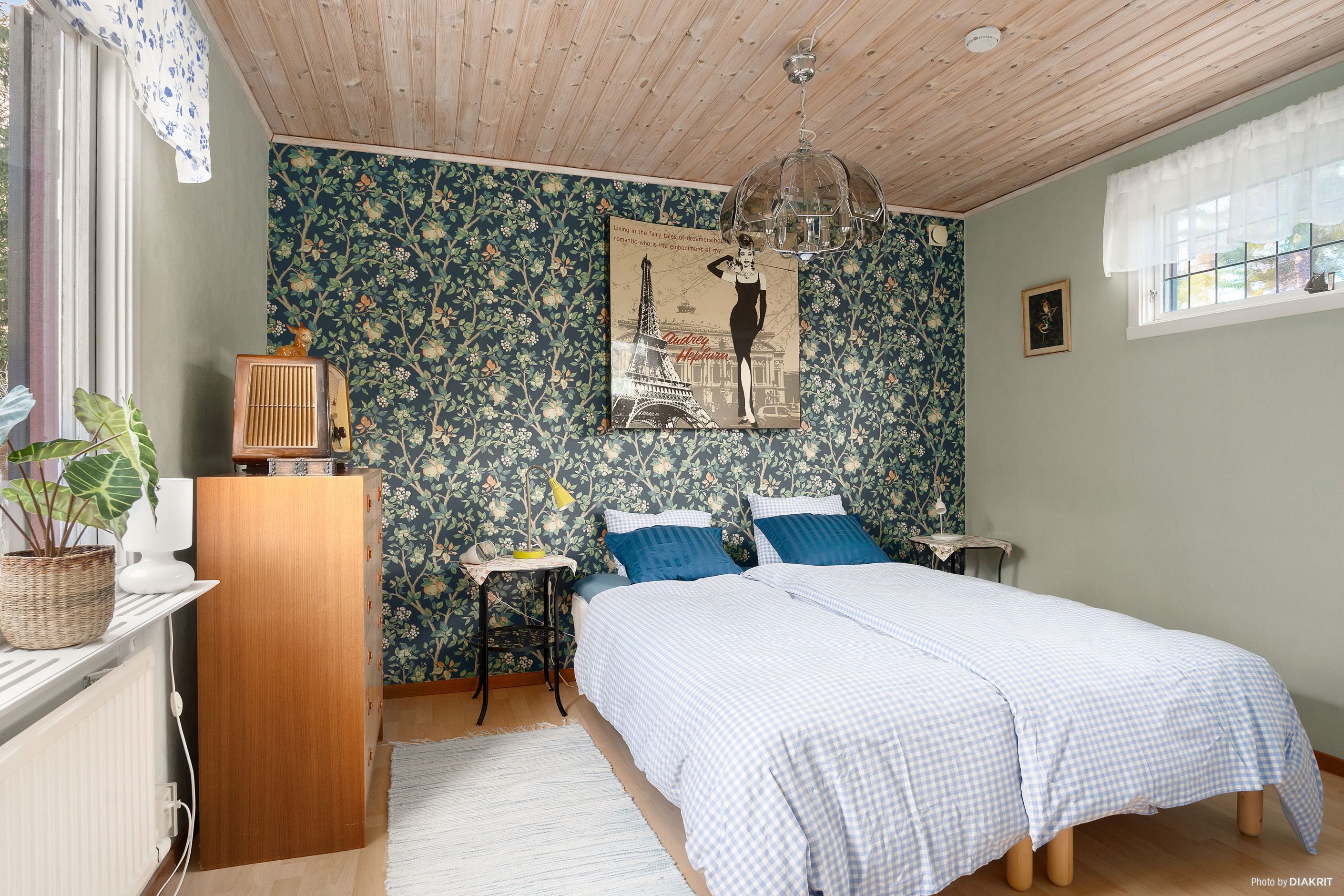 Sovrum med plats för en dubbelsäng