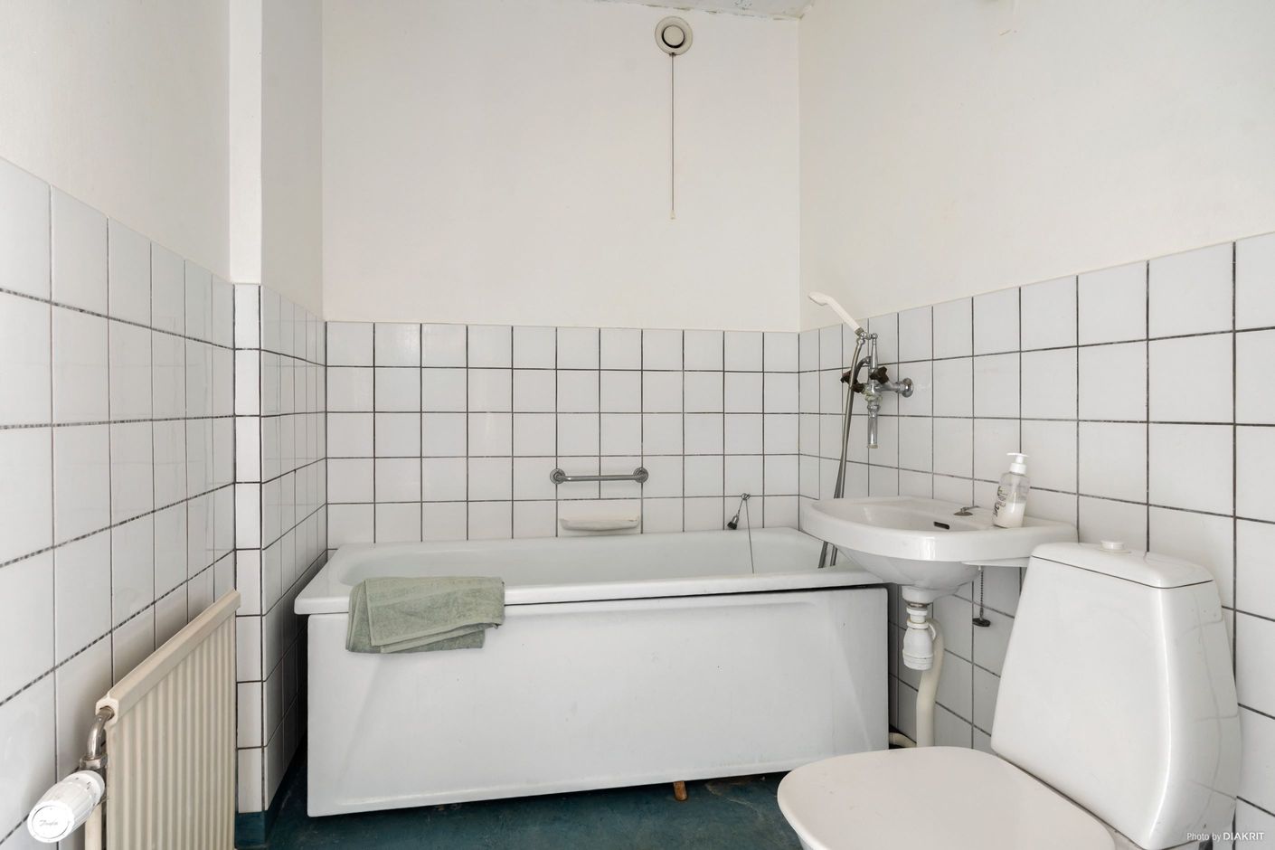 Halvkaklat badrum med badkar