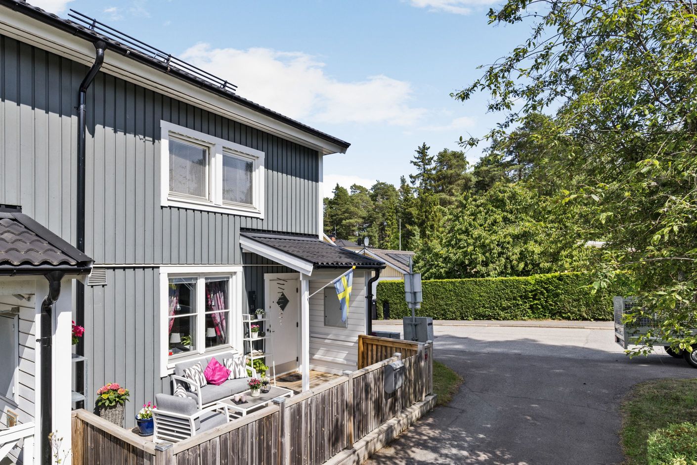 Altan på entrésidan av huset