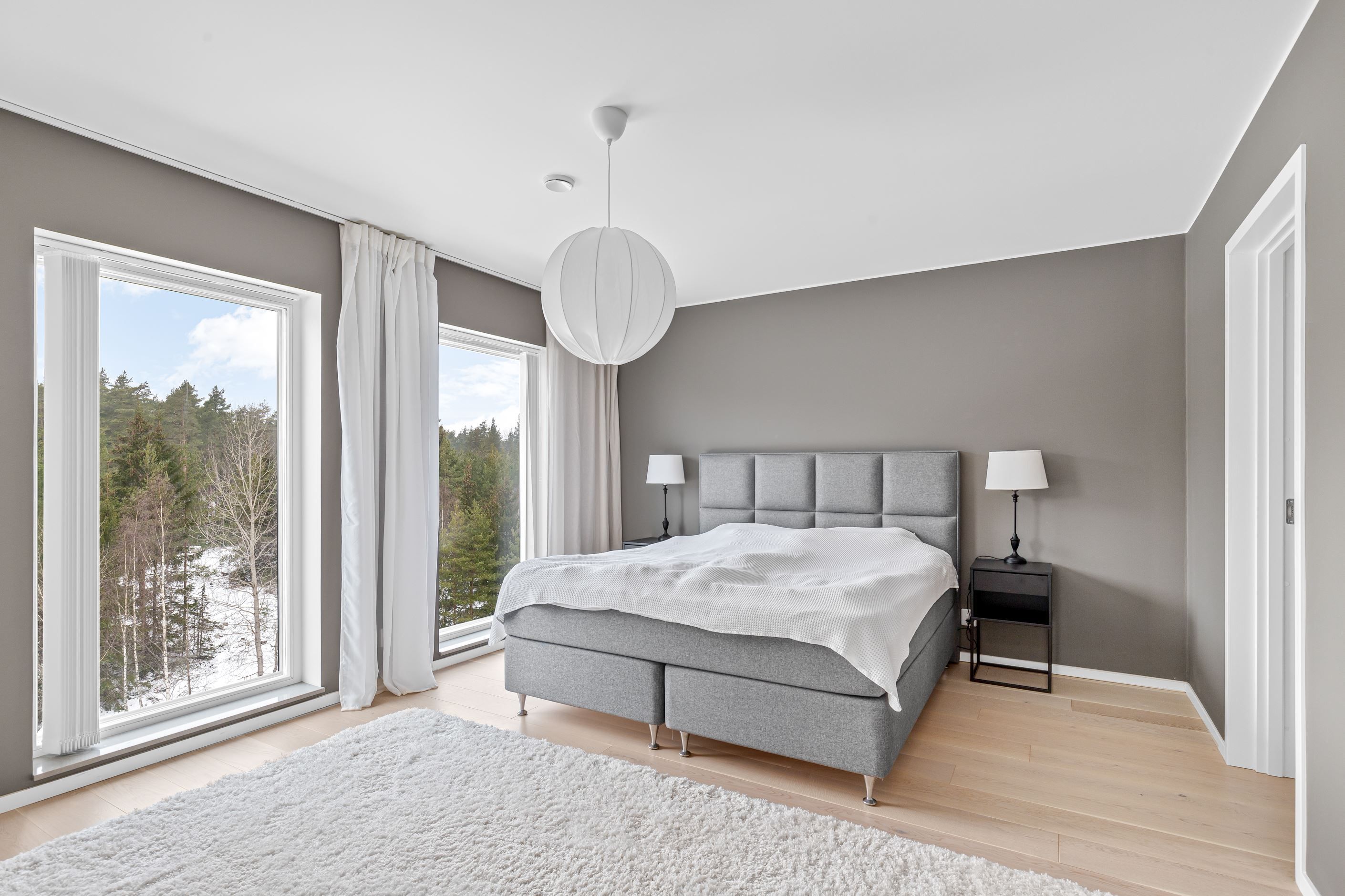 Master bedroom med eget badrum och rymlig walking closet