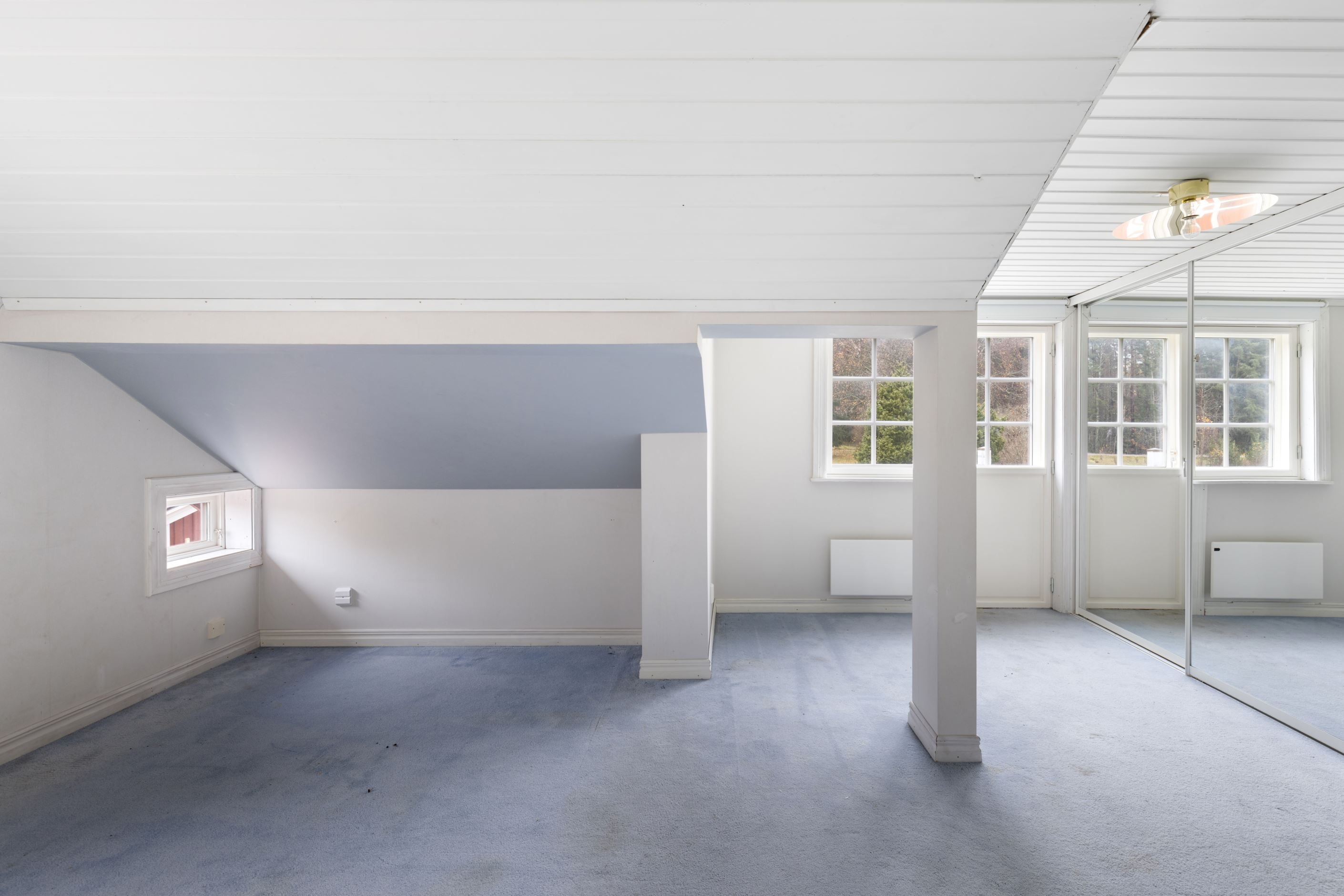 Rymligt sovrum på övre plan