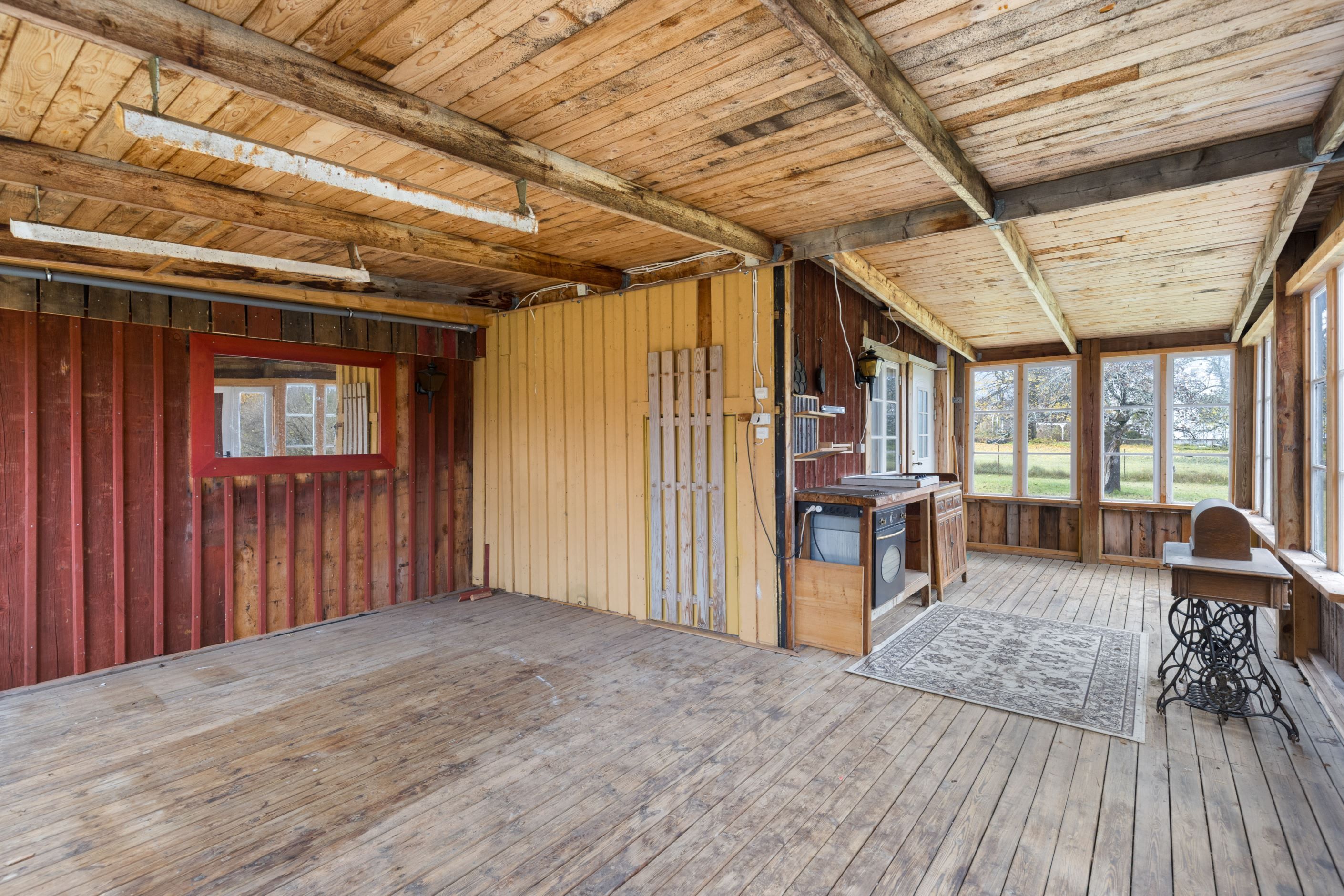 Veranda som ligger mot baksidan av huset och pool