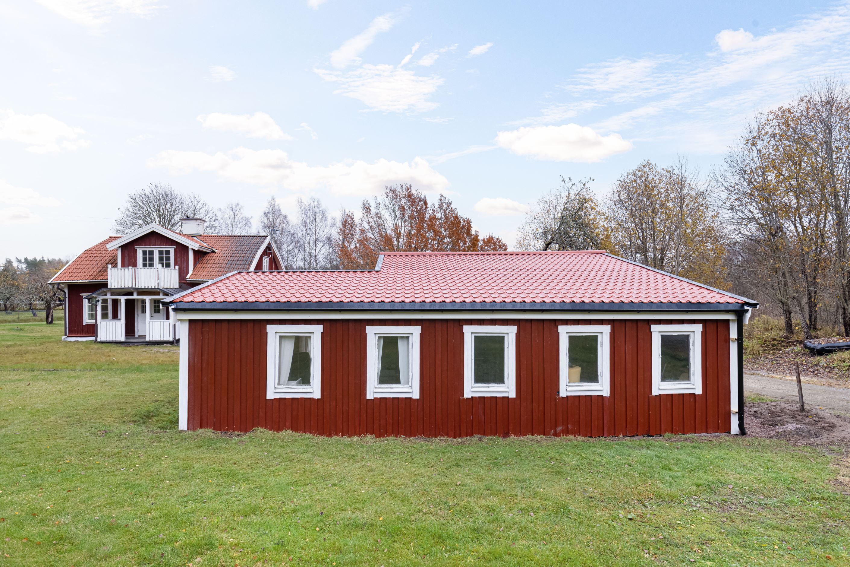 Ommålat garage med nytt tak