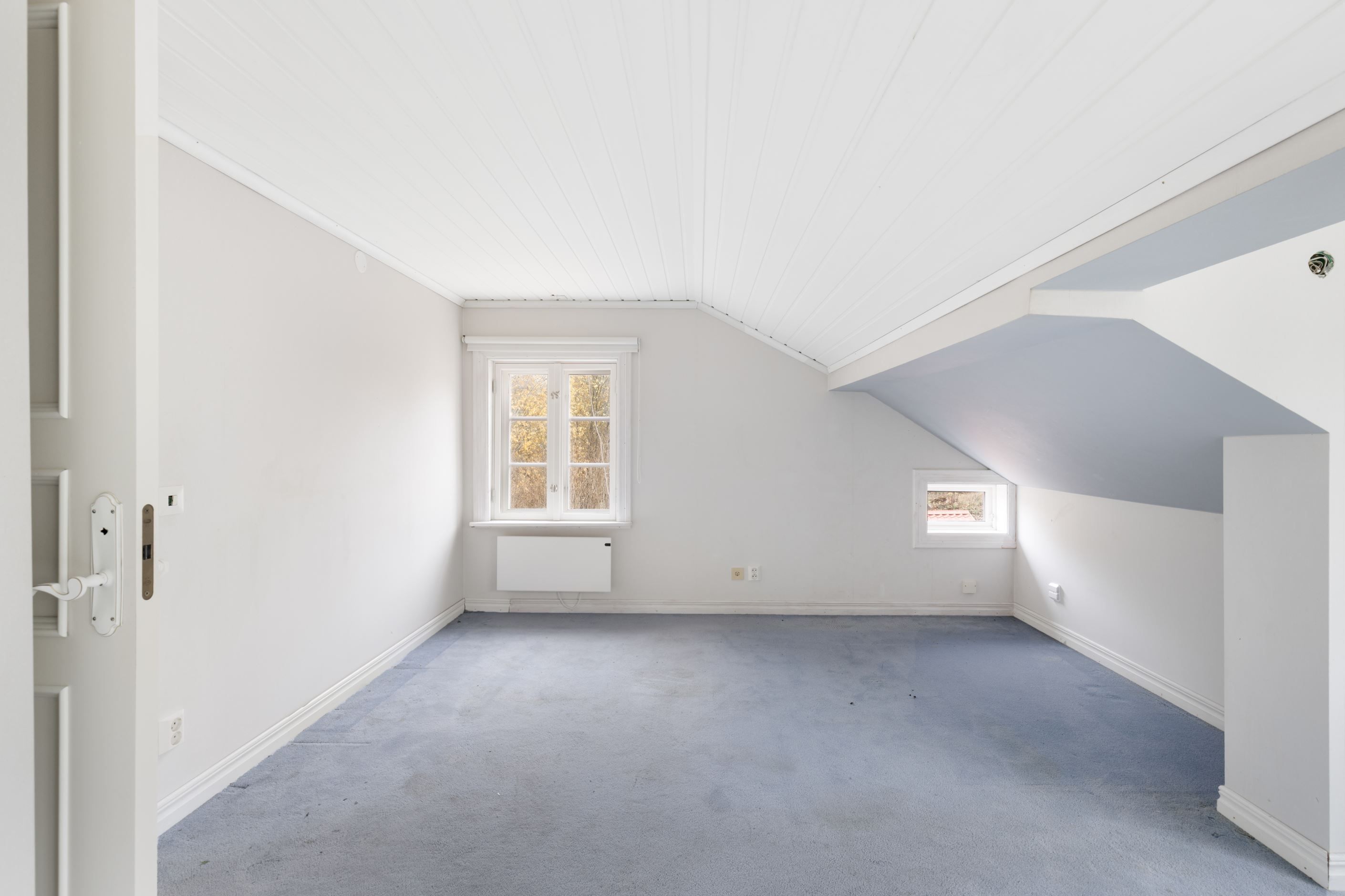 Sovrum på övre plan med fönster i två väderstreck