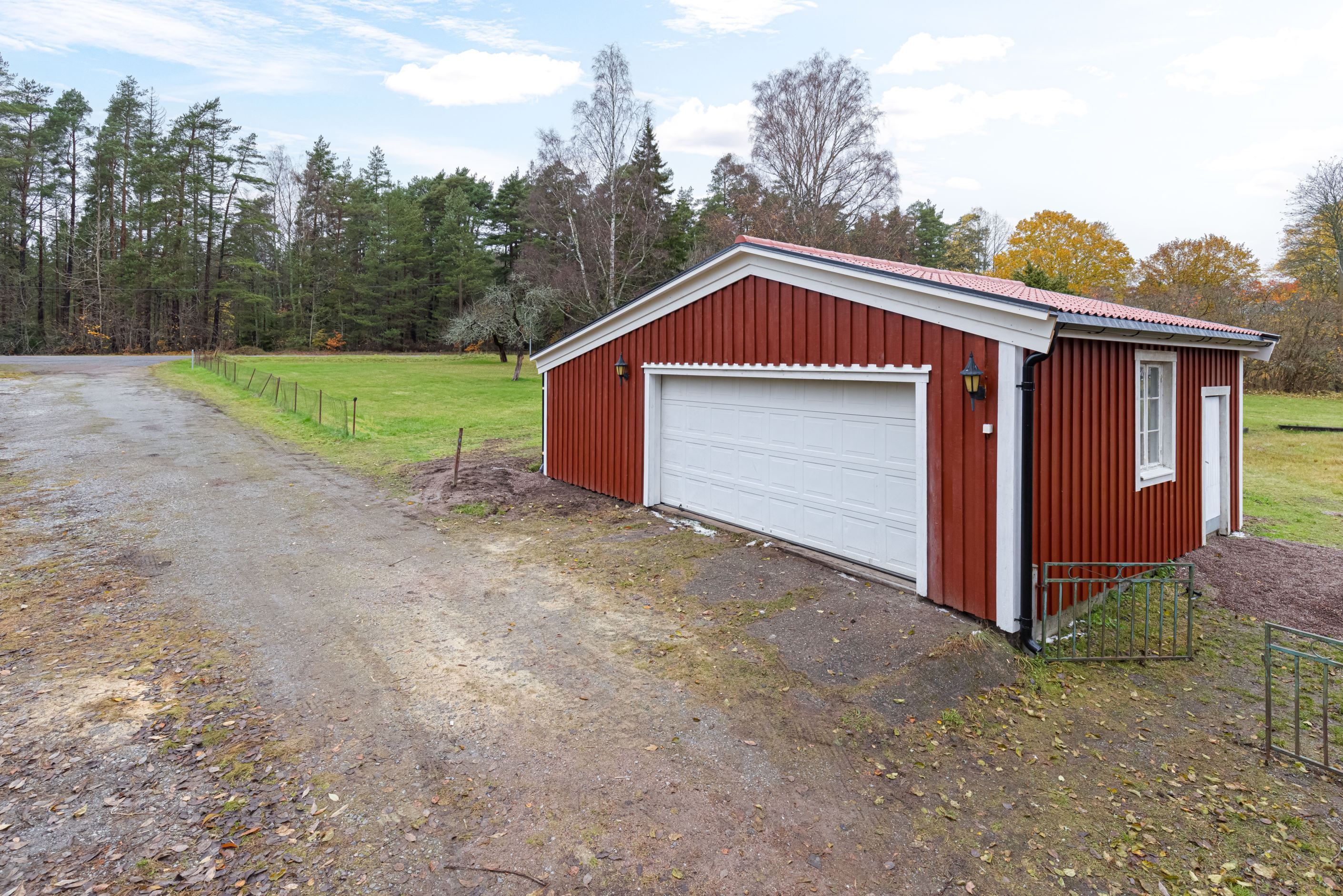 Rymligt garage och stor uppställningsplats