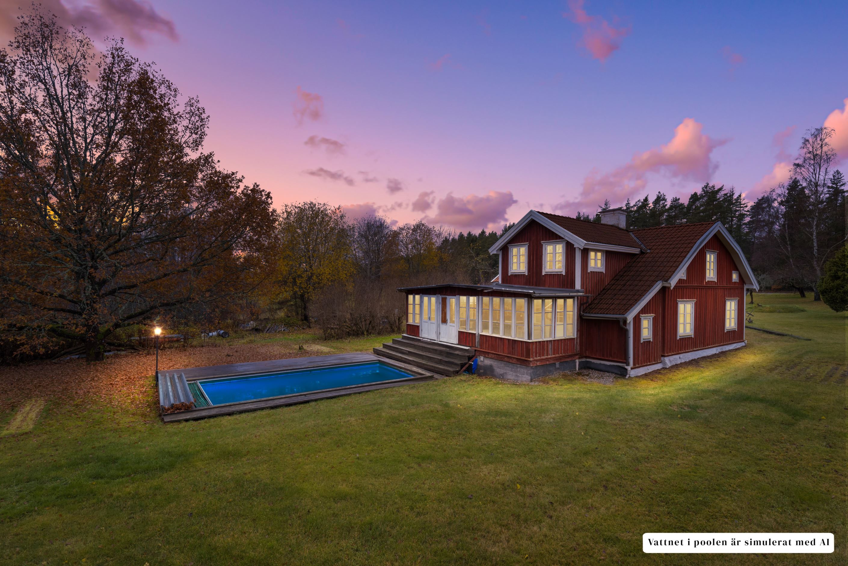 Baksidan av huset med pool