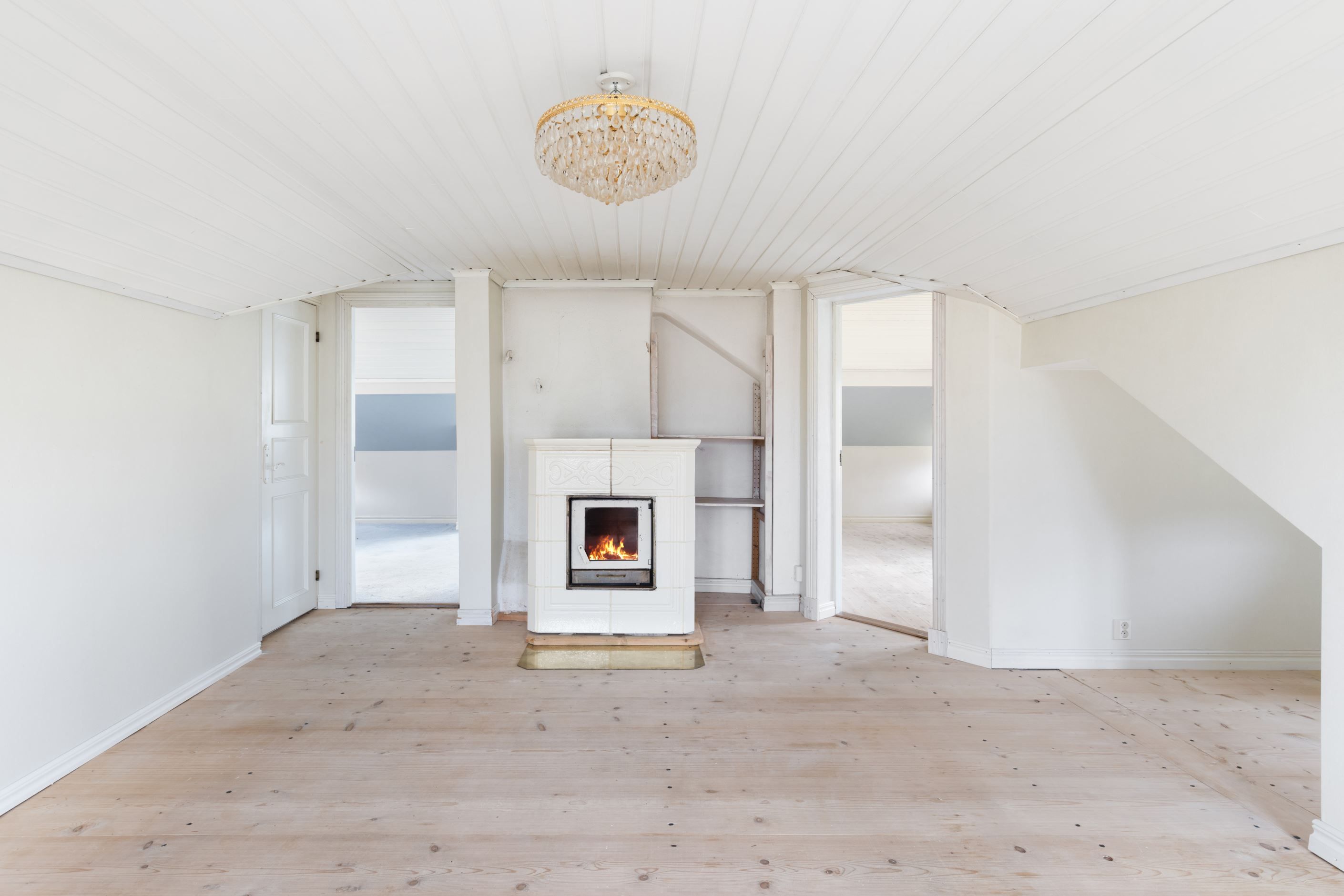 Allrum på övre plan med eldstad
