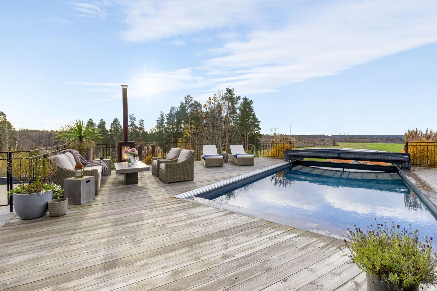 Altan med pool på entrésidan