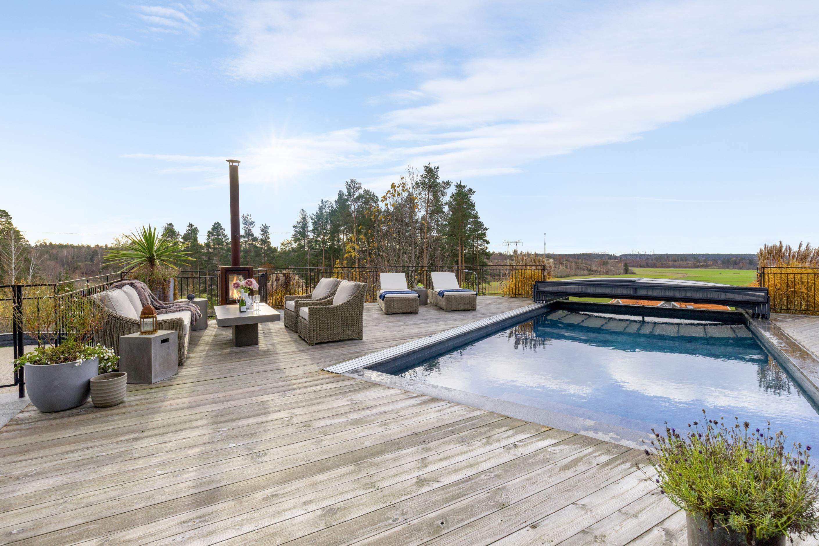 Altan med pool på entrésidan