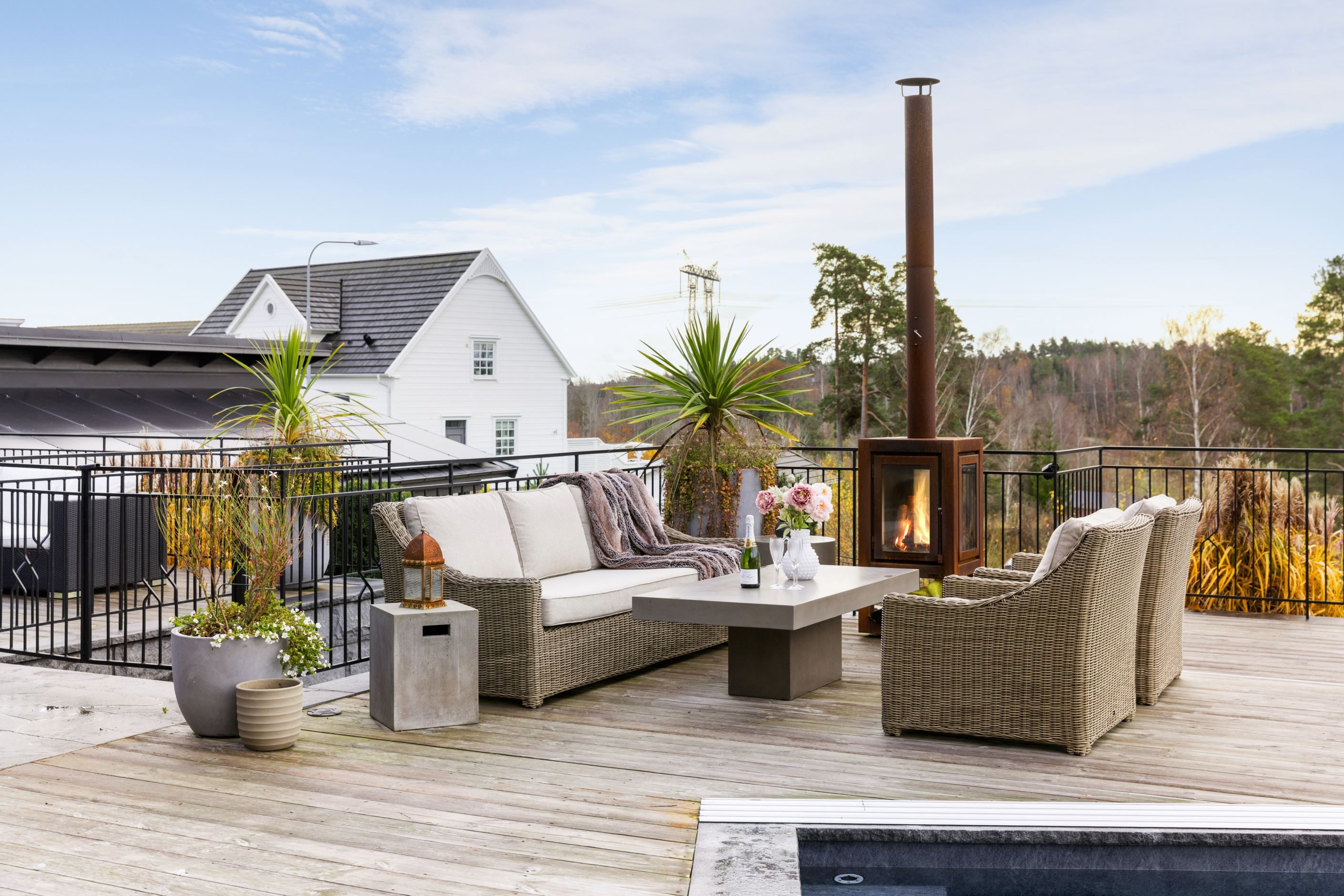 Altan med pool på entrésidan