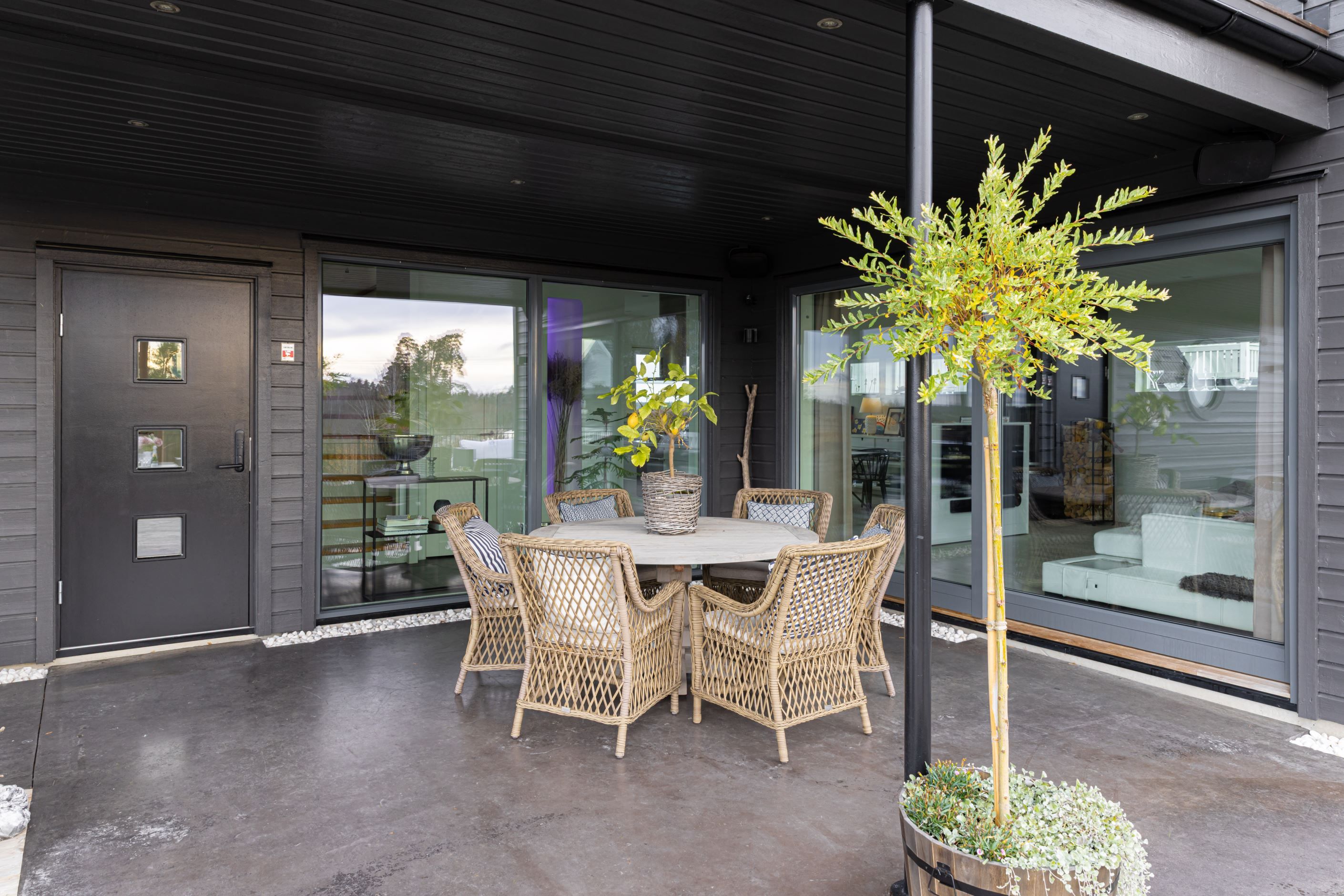 Uteplats vid entrén till huset