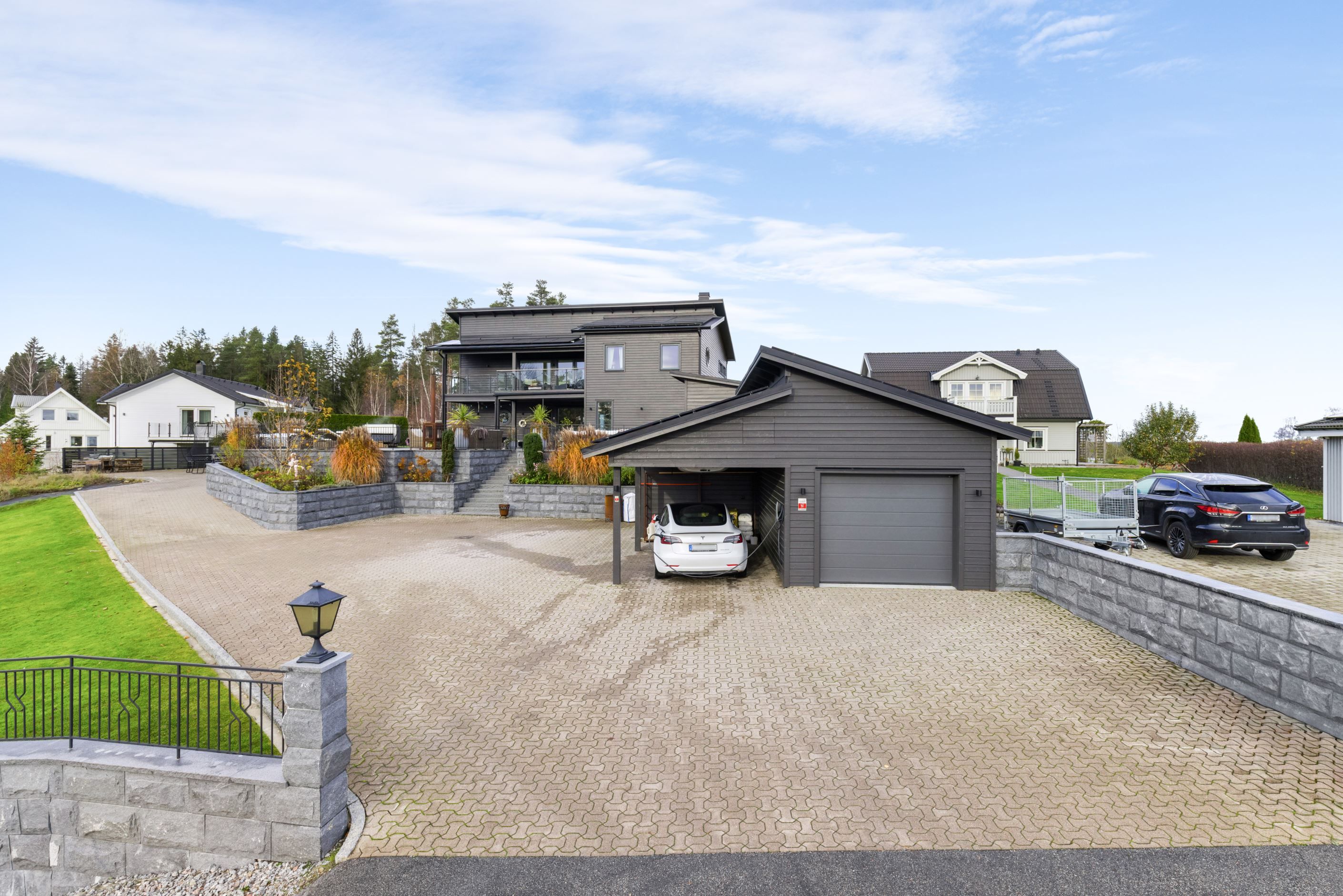 Stor uppfart och garage om ca 40kvm.