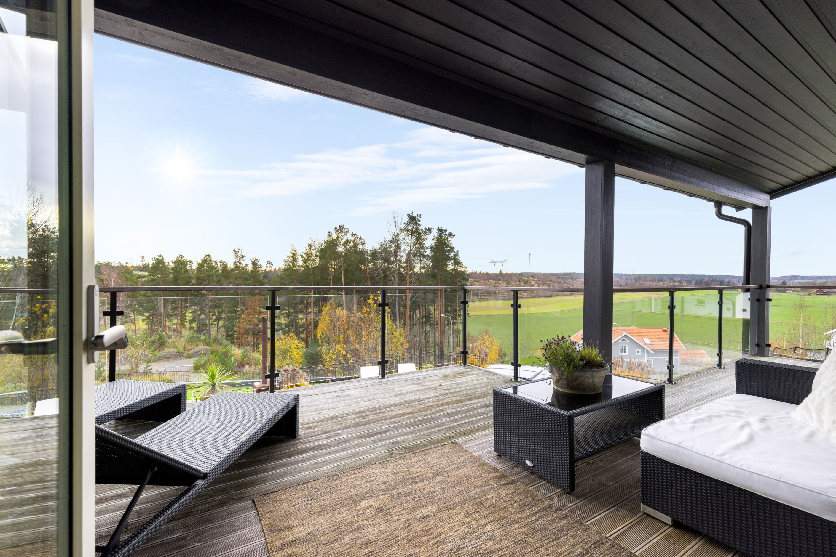 Balkong på övre plan mot entrésidan av huset