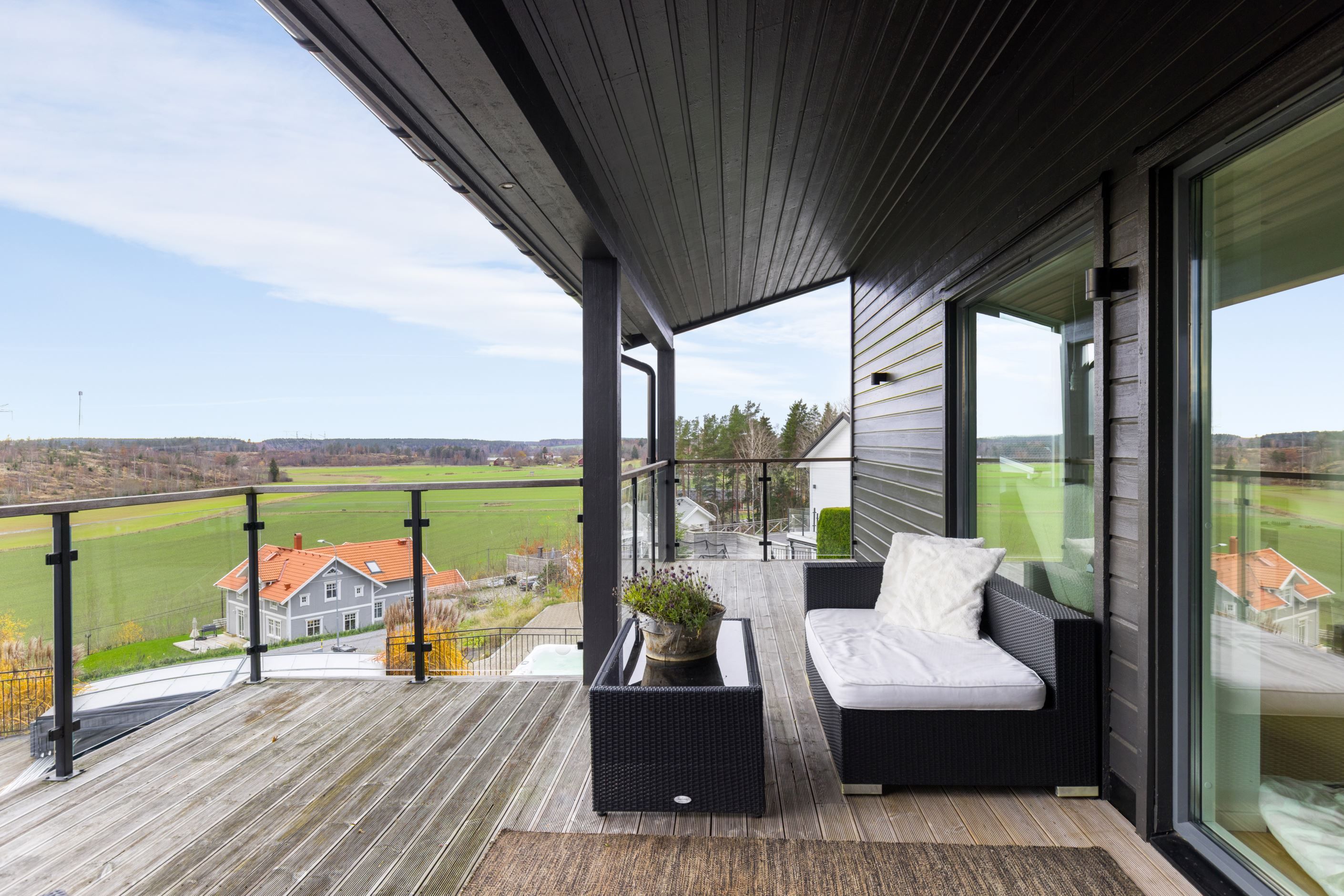 Balkong på övre plan mot entrésidan av huset